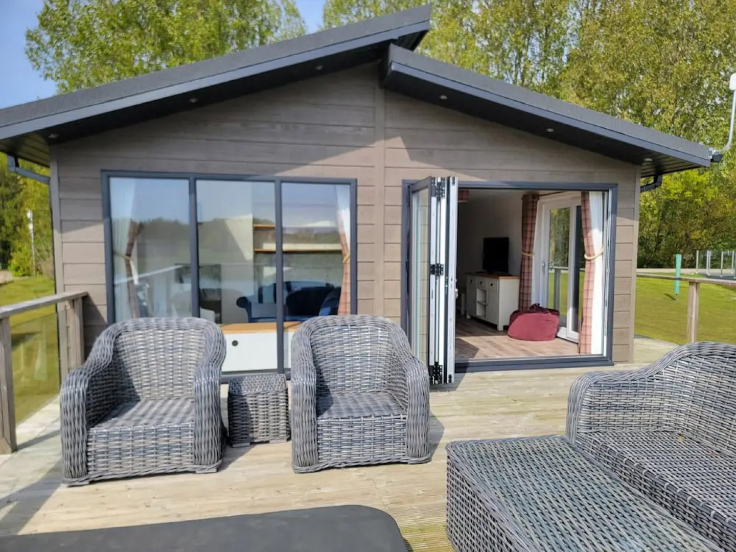 Luxury 2-bed Lodge in Routh, Sleeps 4 With Hot Tub