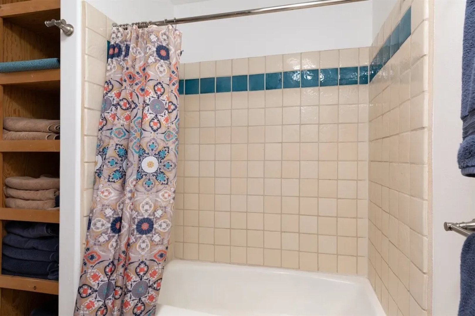 Sunlit Pines - Tucked in the Trees, Private Escape, Easy Drive to Plaza - NEW Listing