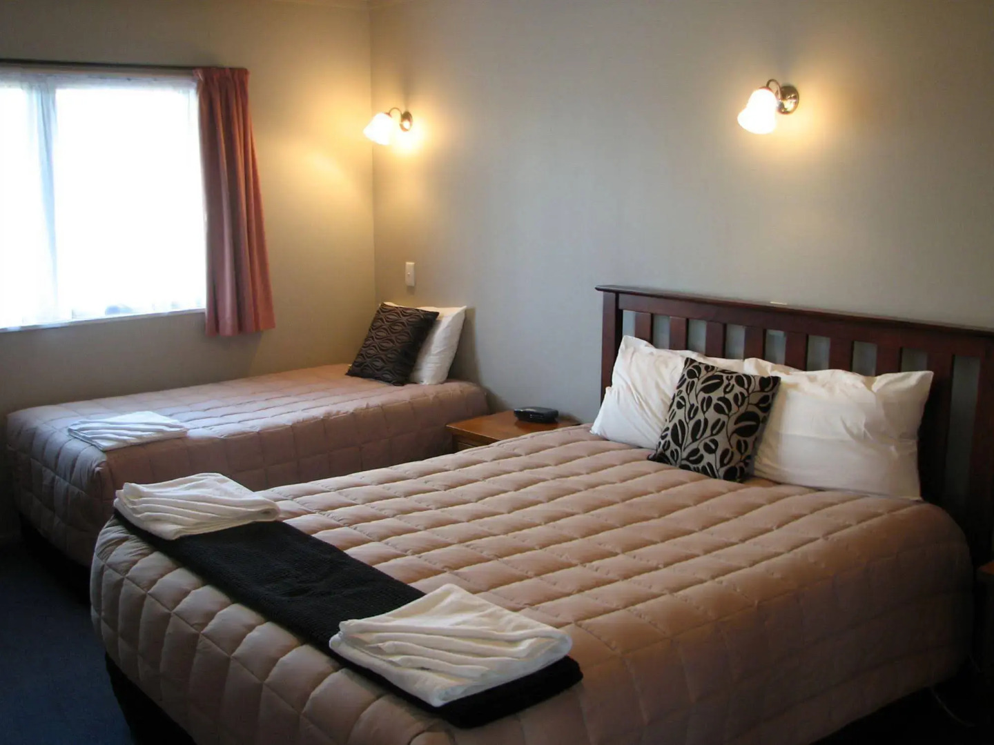 Cobblestone Court Motel – Wenzel Motels