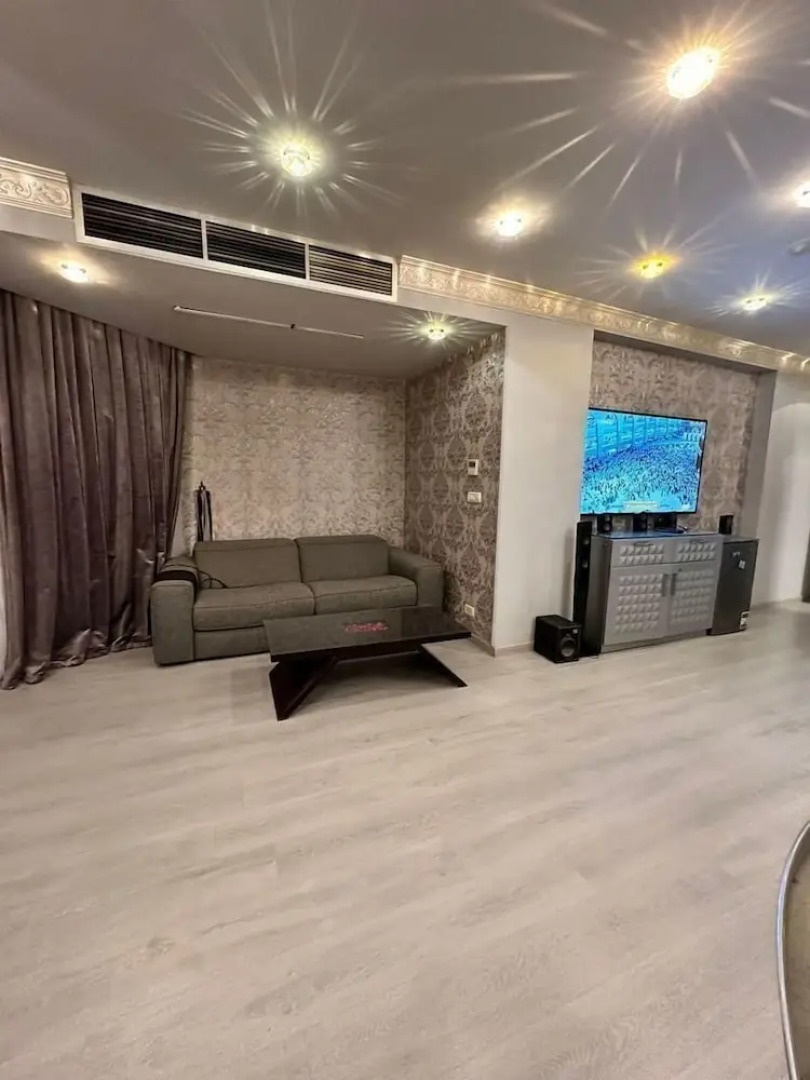 villa In Beverly Hills with pool