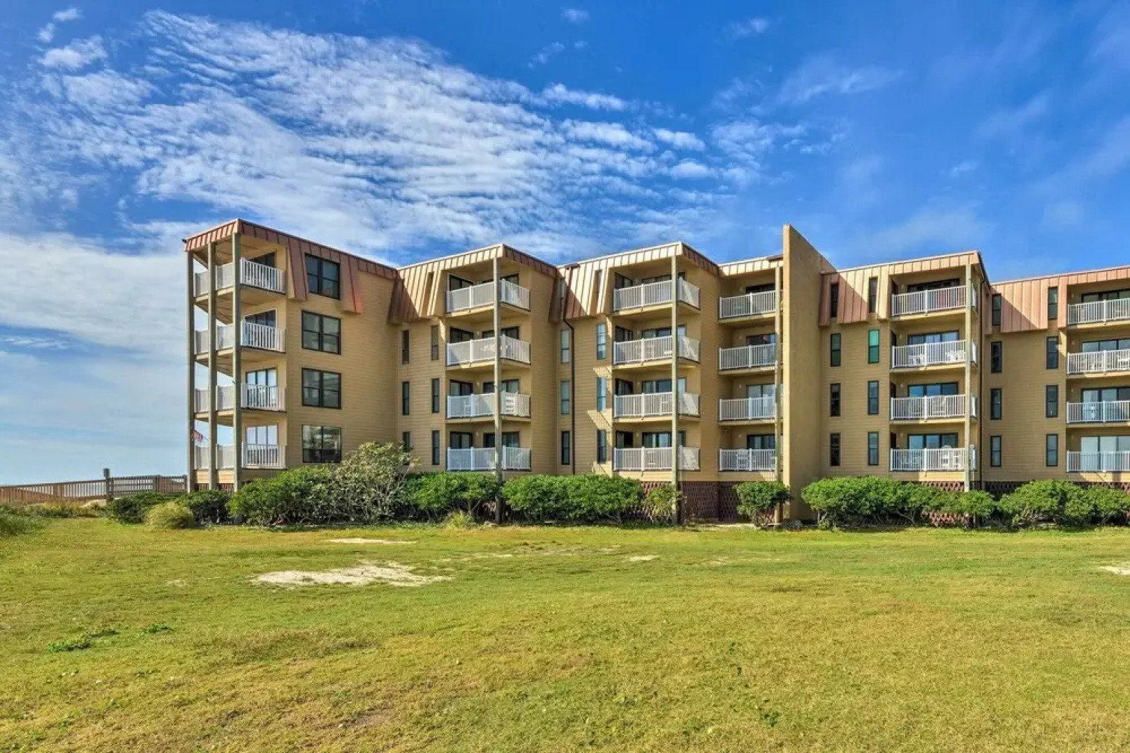 Airy Oceanfront Condo: Beach Views & Pool Access!