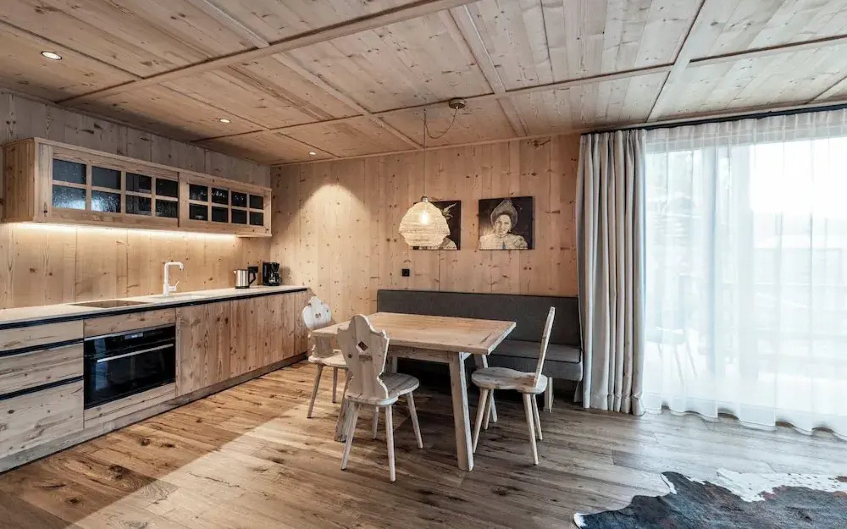 Presulis Hideaway Apartments & Restaurant