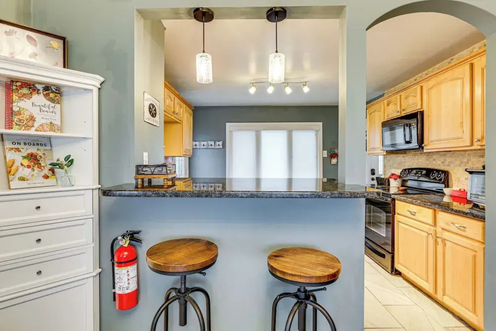 Lakefront Cottage 2 Mi to Palladium in Worcester!