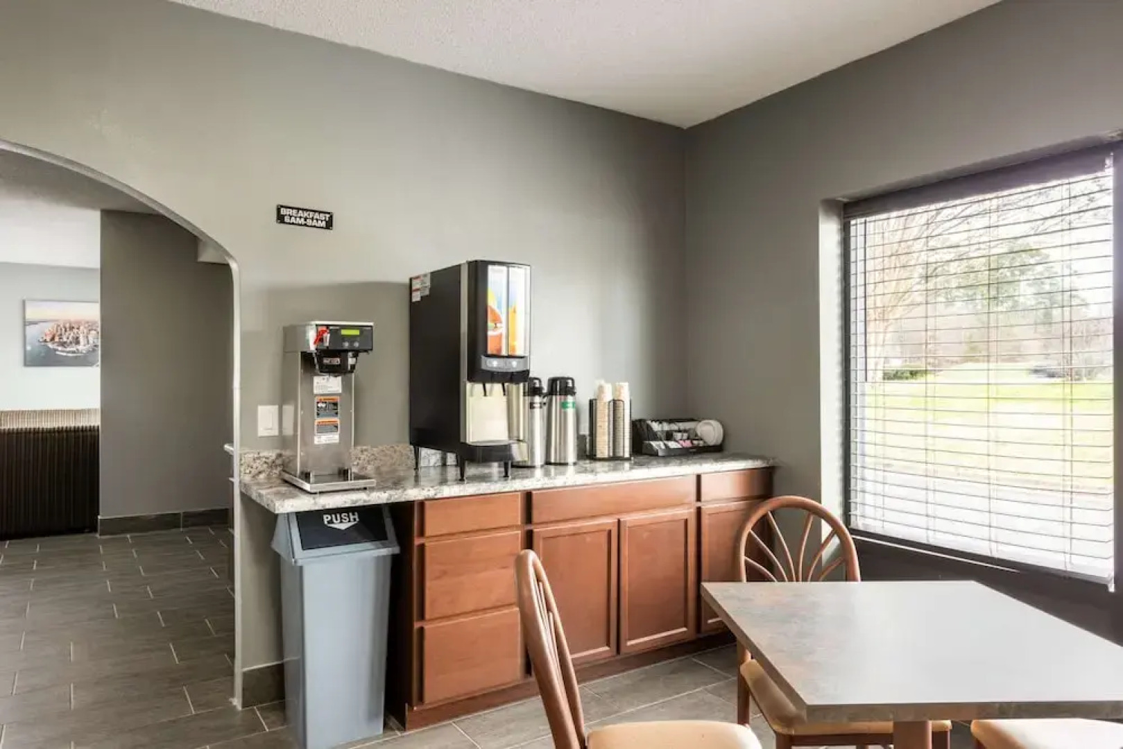 Econo Lodge Inn & Suites