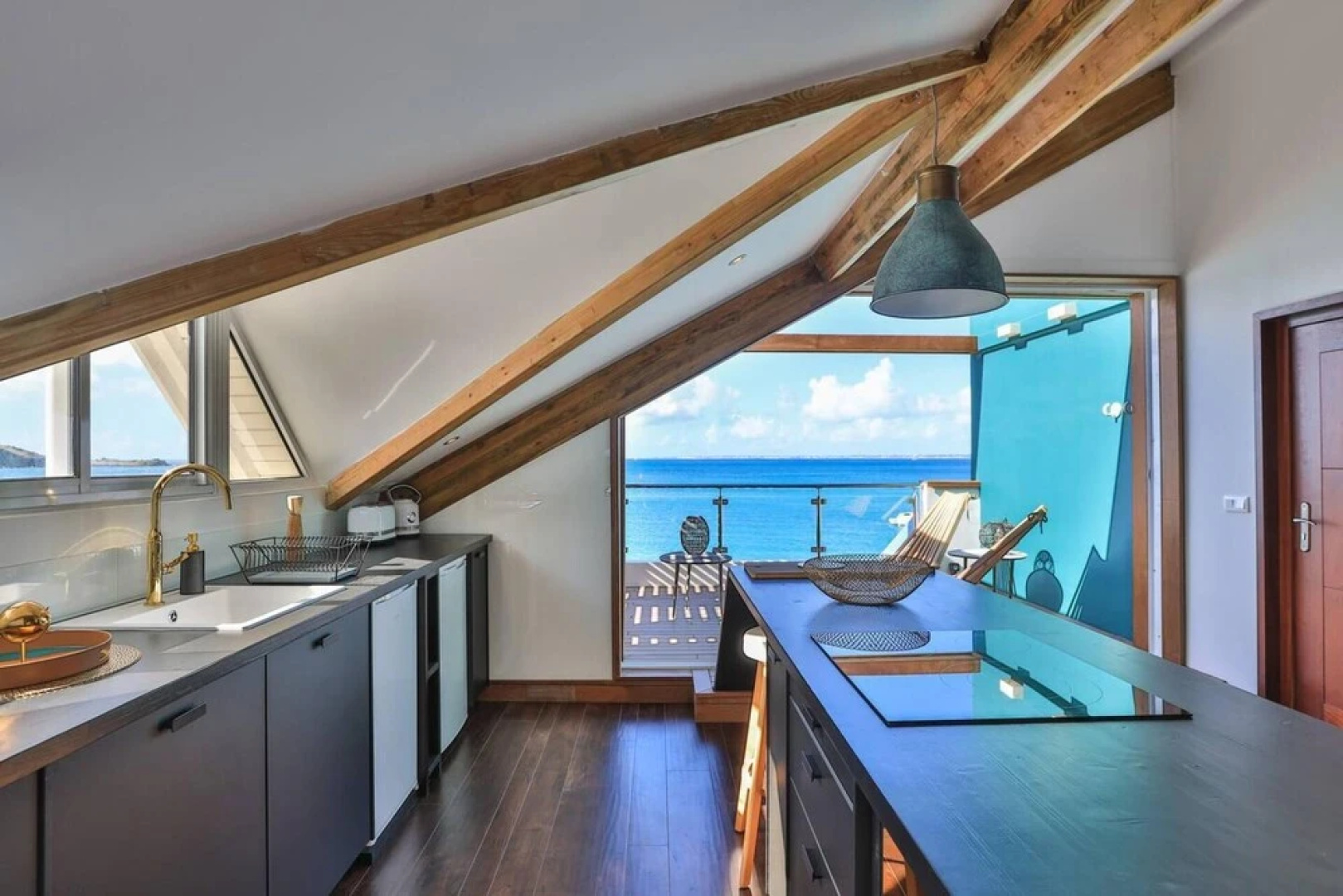 Remarkable 2-bed Apartment in Grand Case