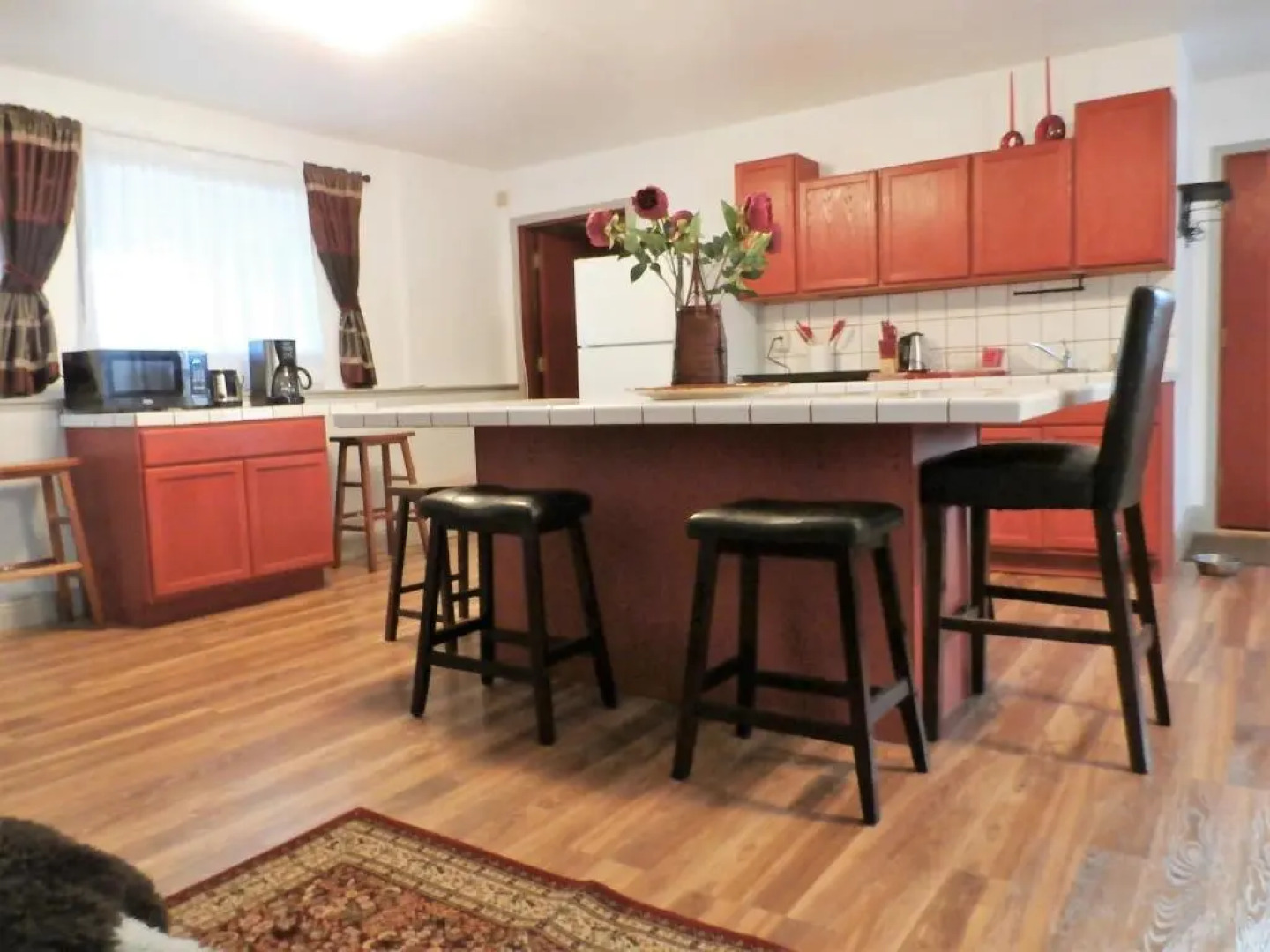 New Charming 2 Bedrooms Unit Close To Everything