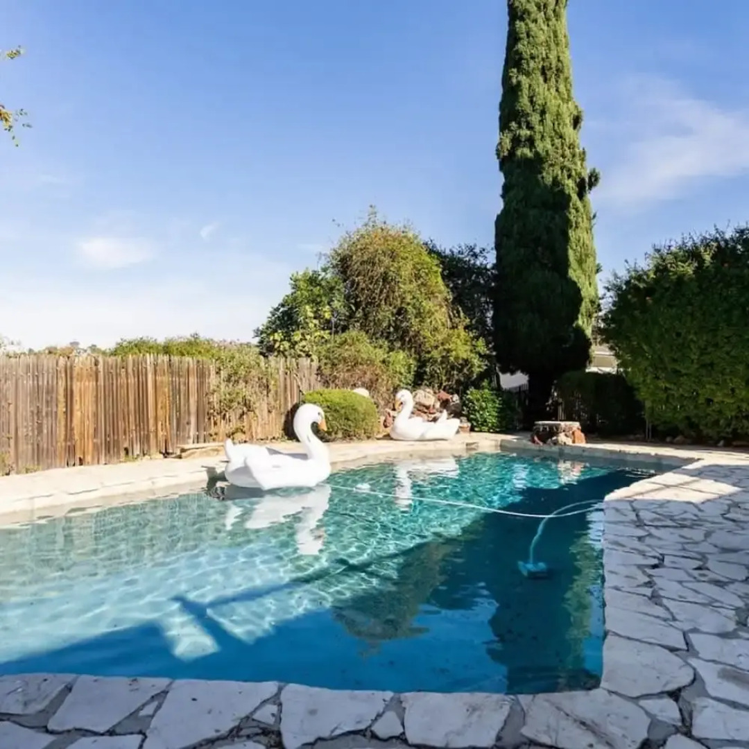 Spacious and Bright 5-bedroom Oasis Pool and Yard