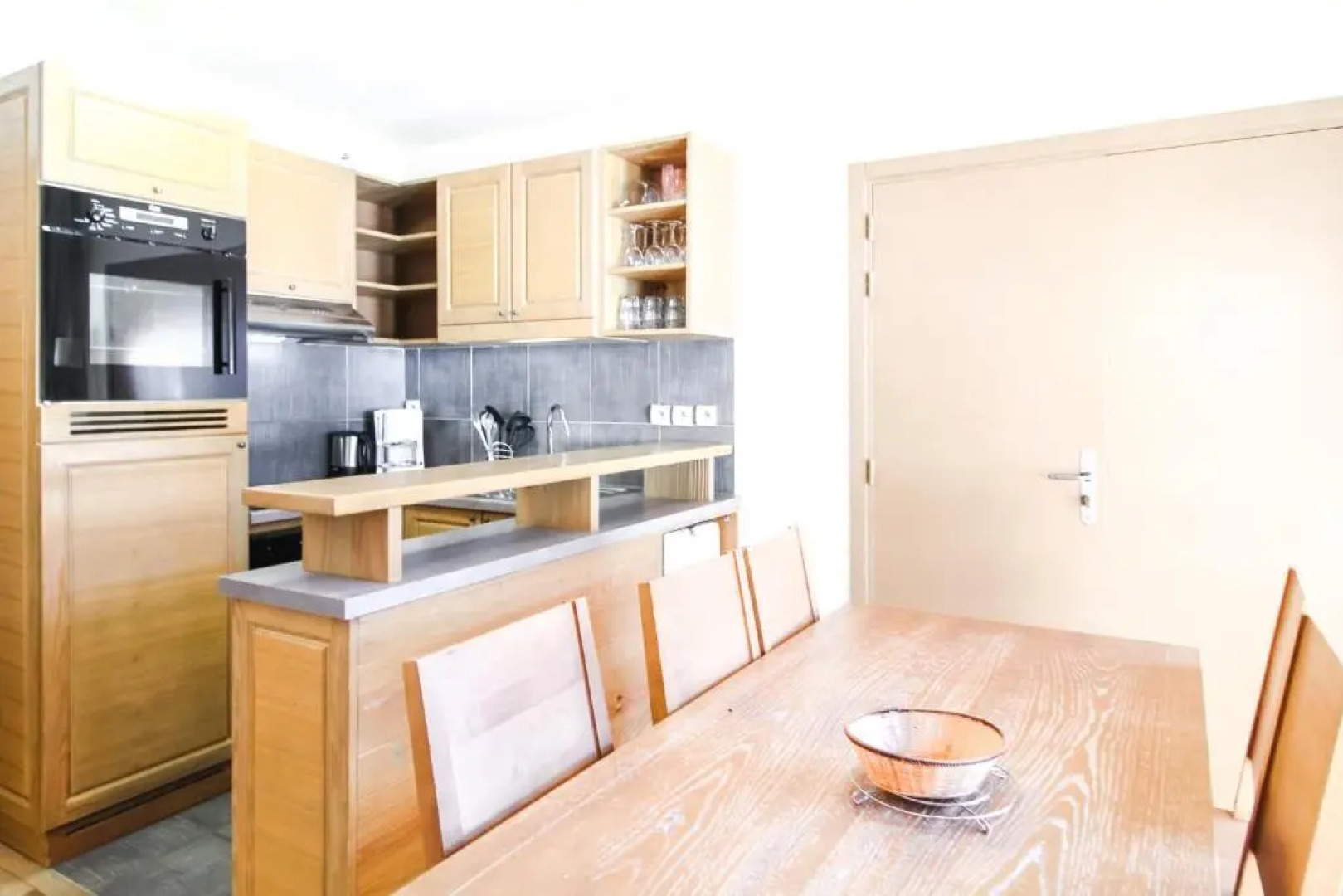 Charming 6th-floor 2-bedroom apartment with fireplace