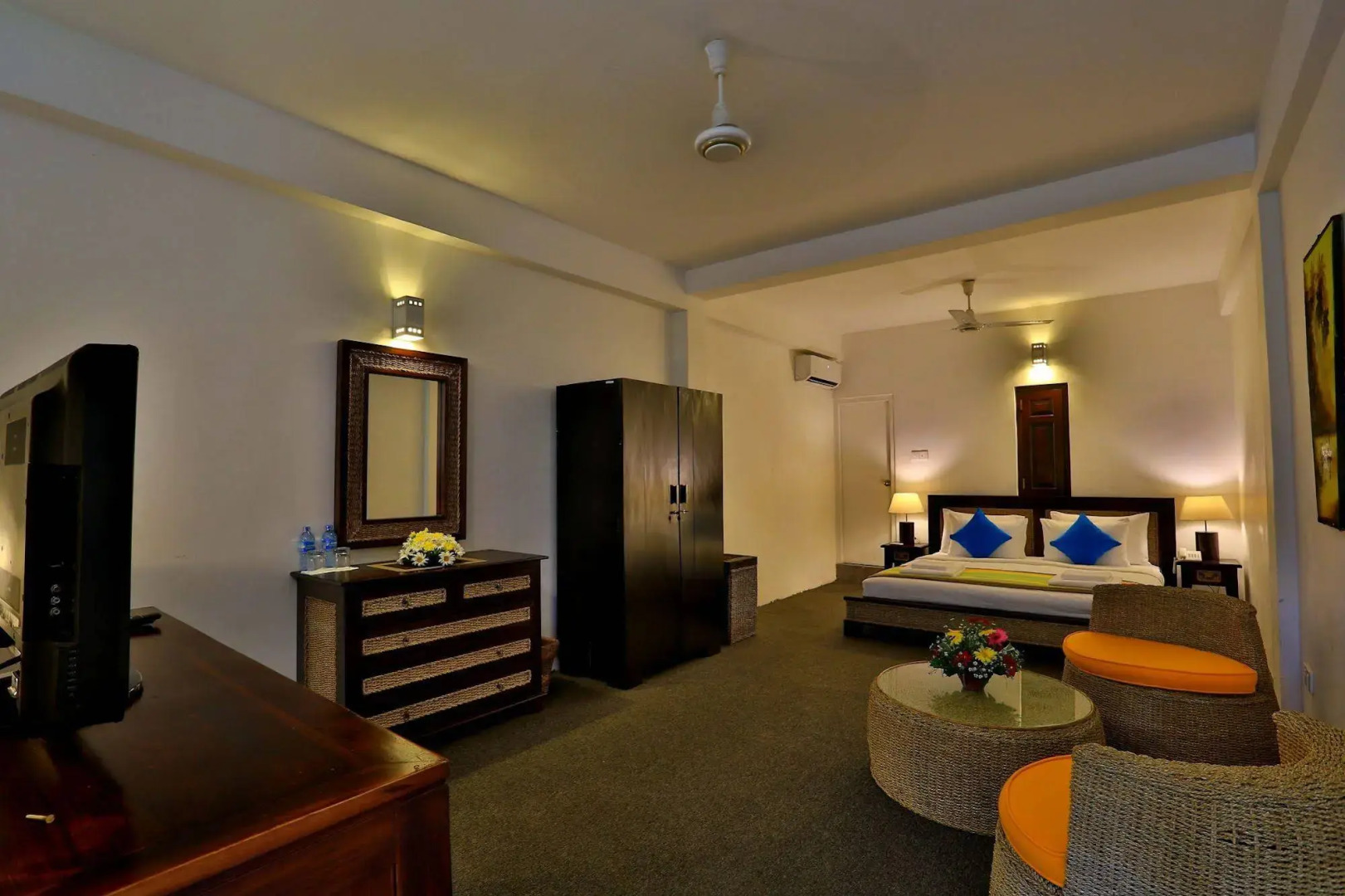 St. Lachlan Hotel & Suites