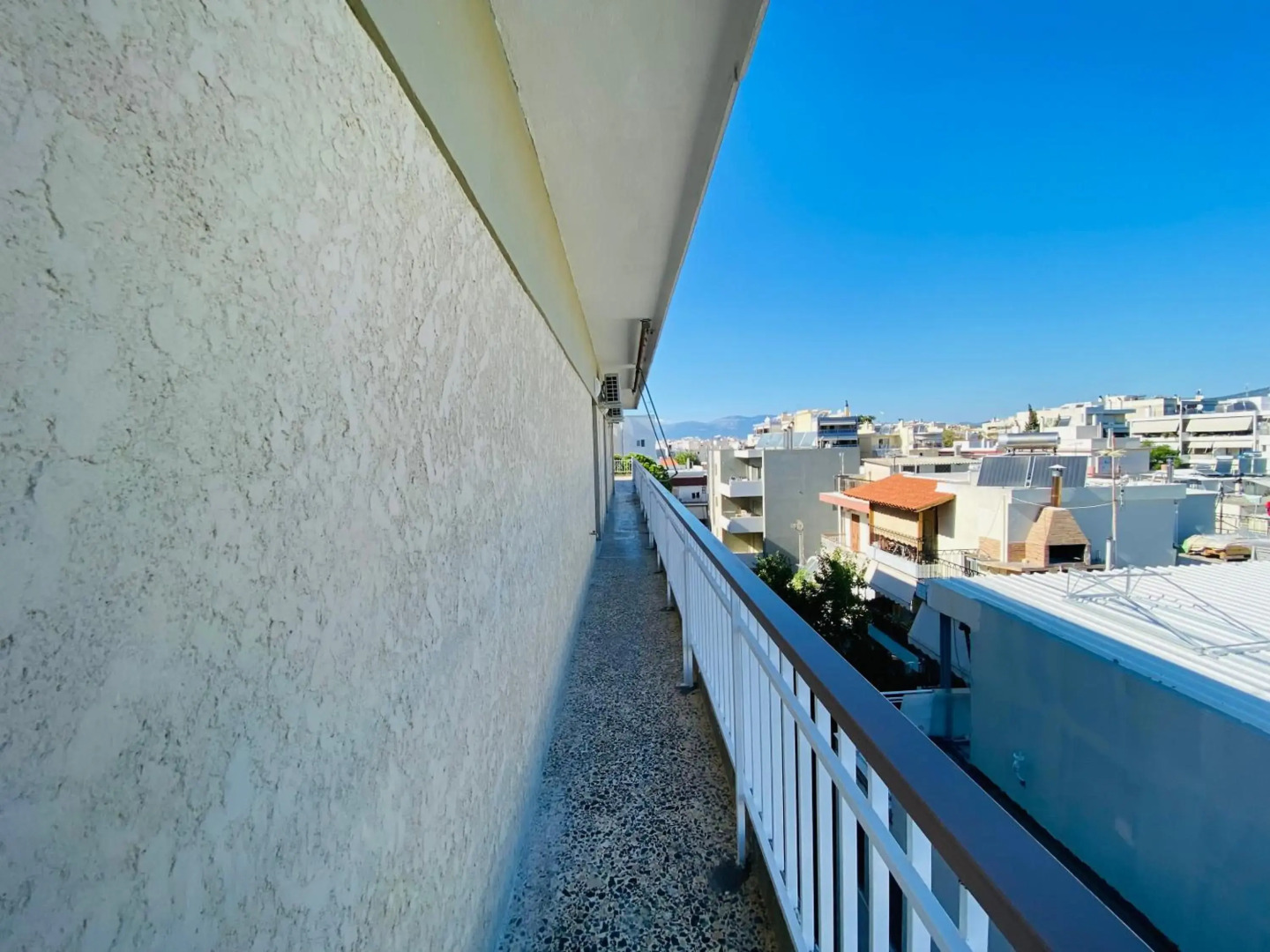 地铁站旁,免费停车位,距机场15分钟车程,独享80平米露台和美景,星空帐篷,舒适淋浴,宽敞3间房3张双人床公寓