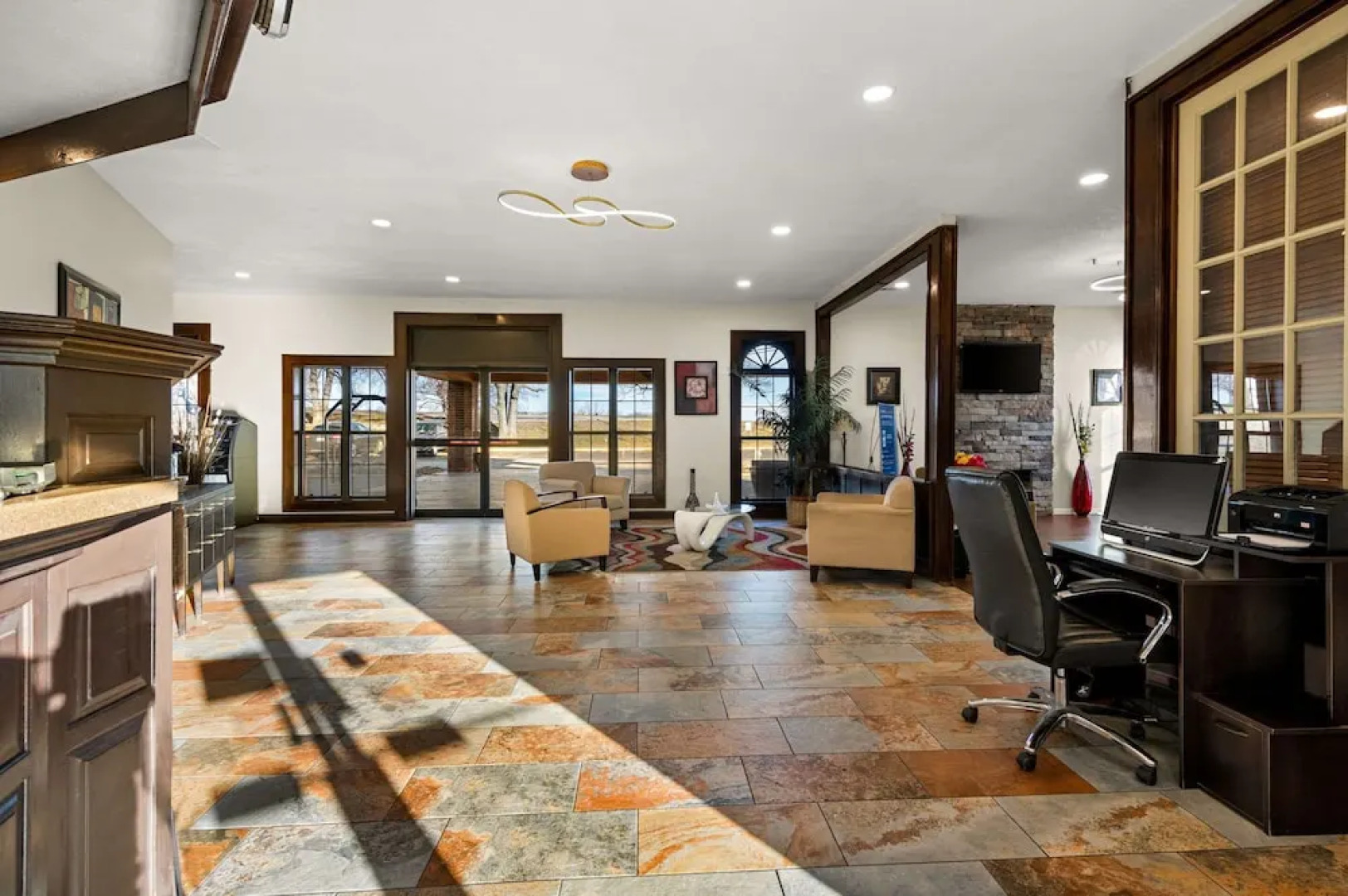 Suburban Studios Kansas City Airport North