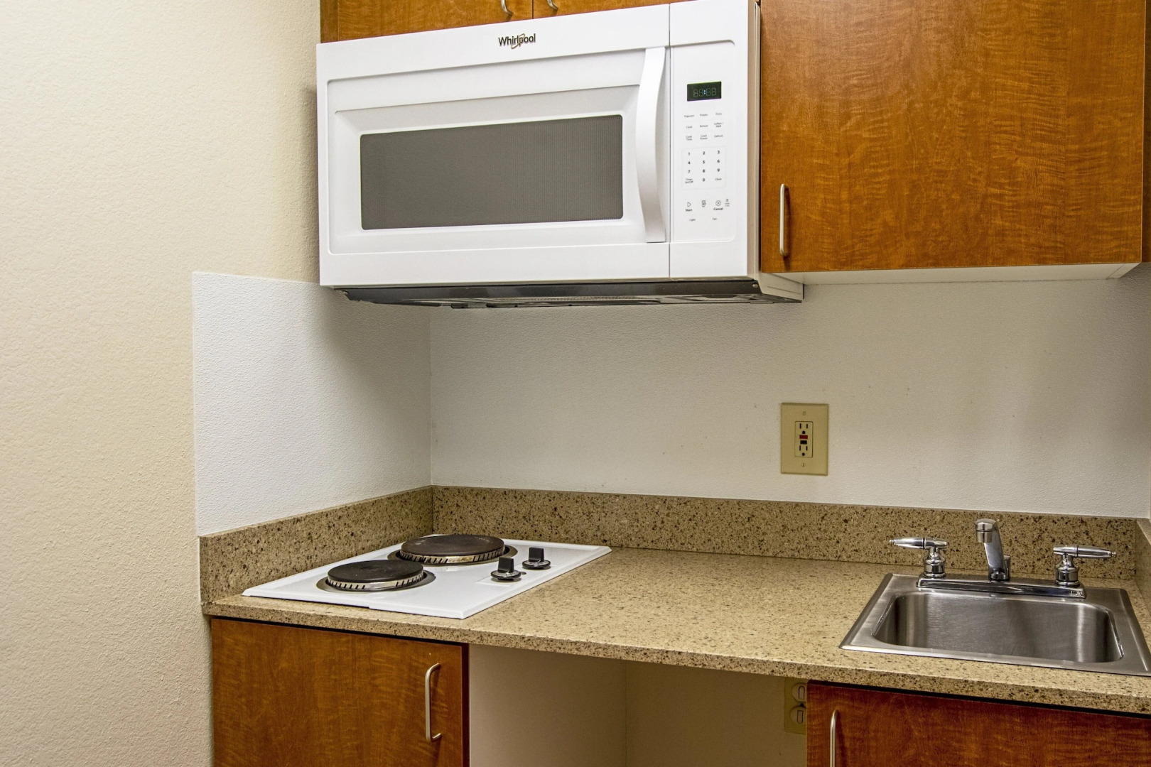 HomeTowne Studios by Red Roof Salem, OR