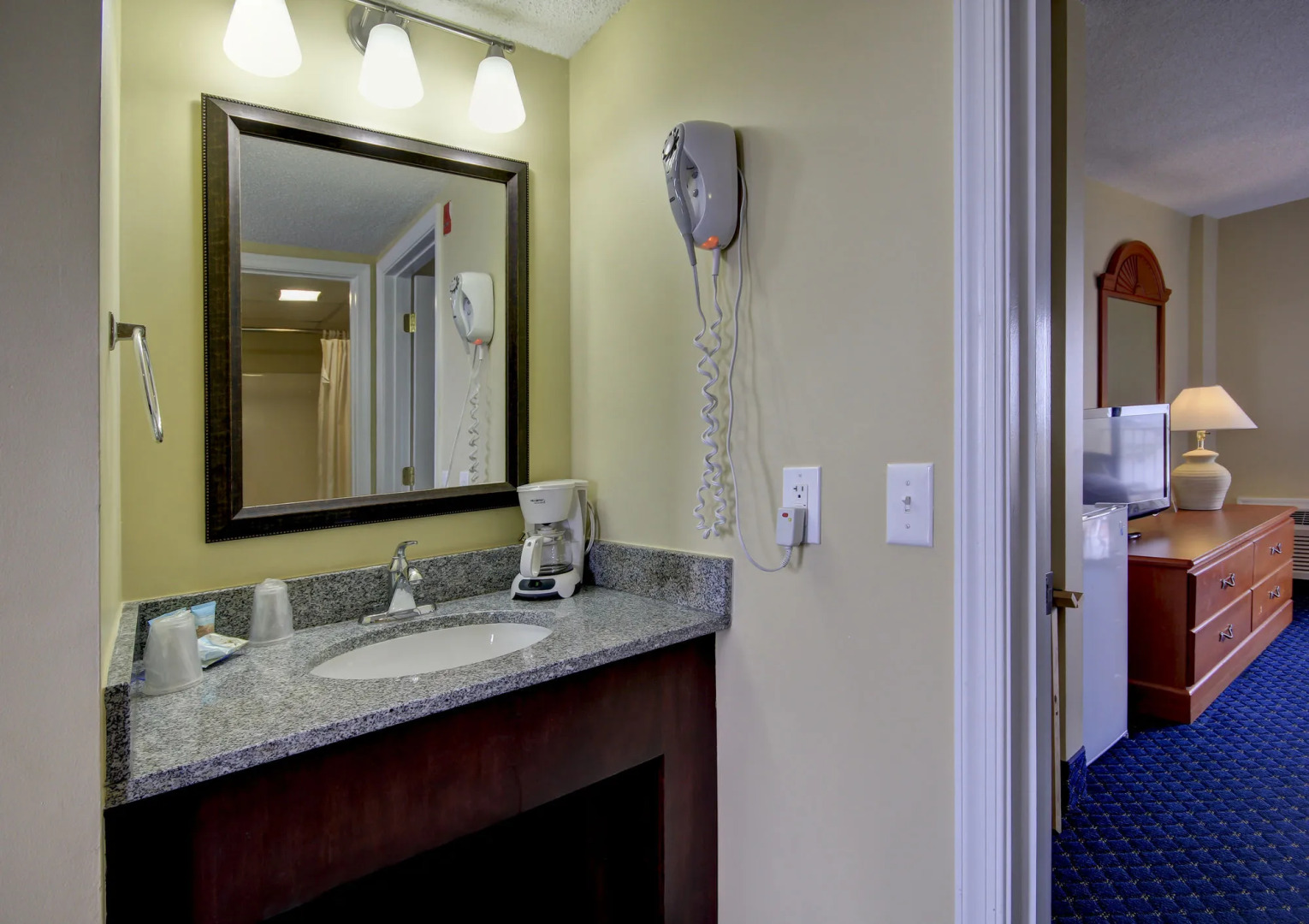 Coastal Palms Inn & Suites