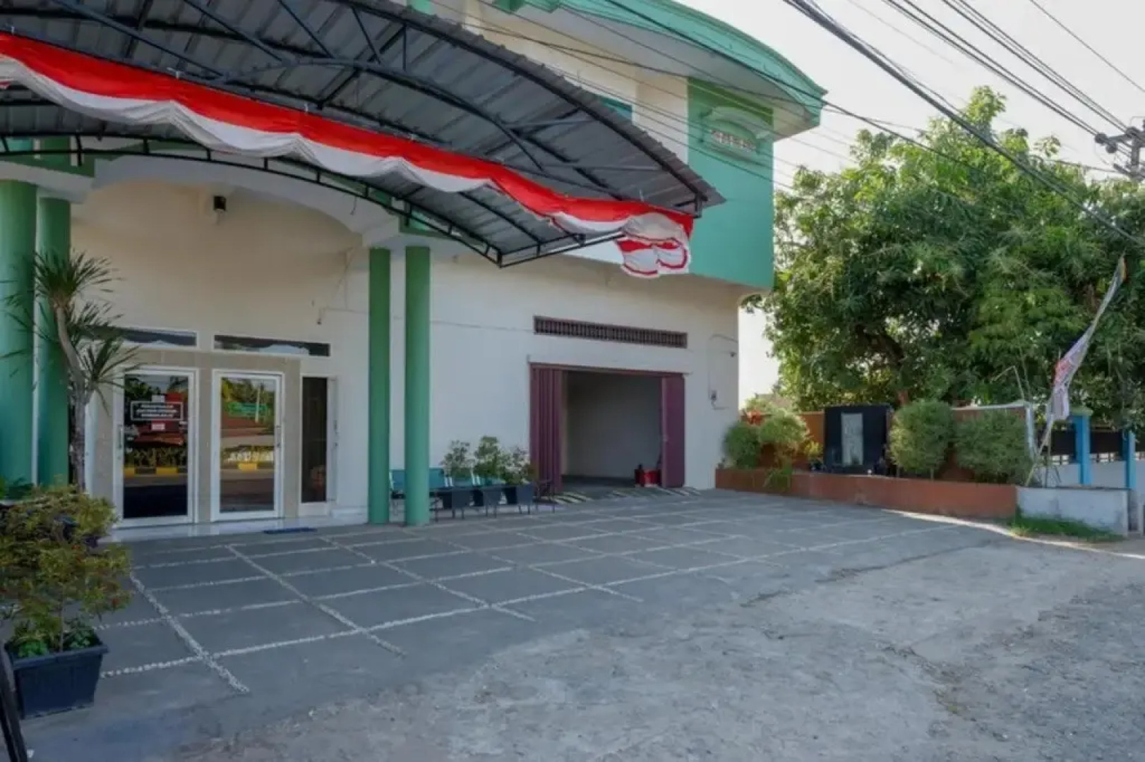 Hotel Larona by RedDoorz