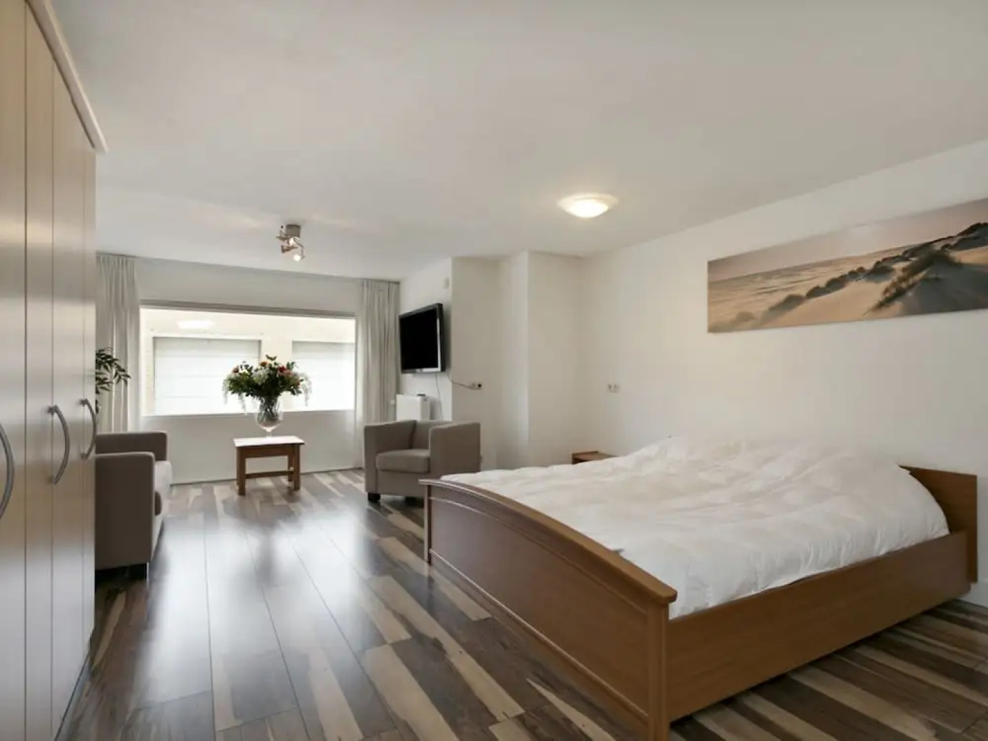 Spacious Luxury Apartment With Beautiful Views of the Marina