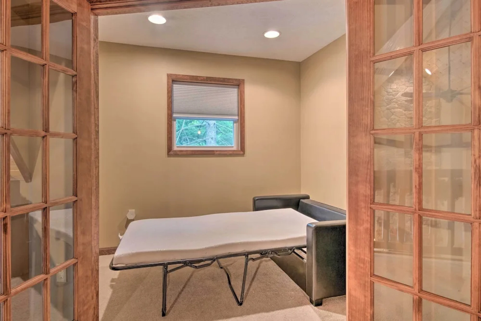 2 Mi to Lake Harmony: Gem w/ Game Room & Deck