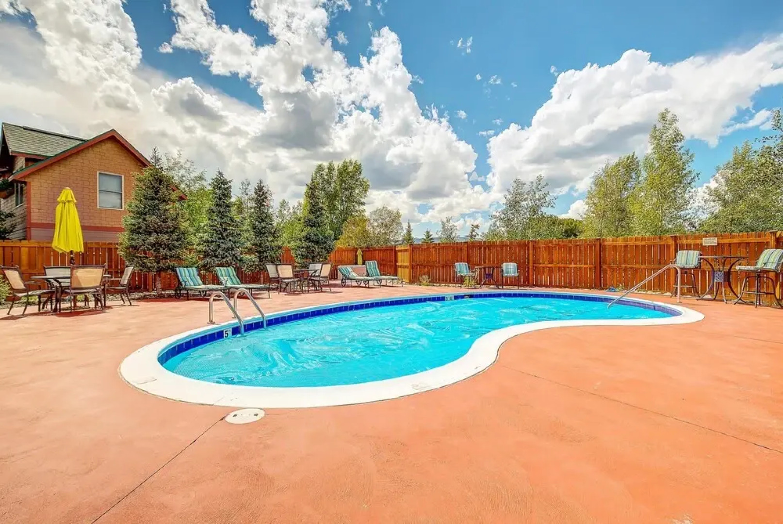Modern Mountain Home Near Fraser River
