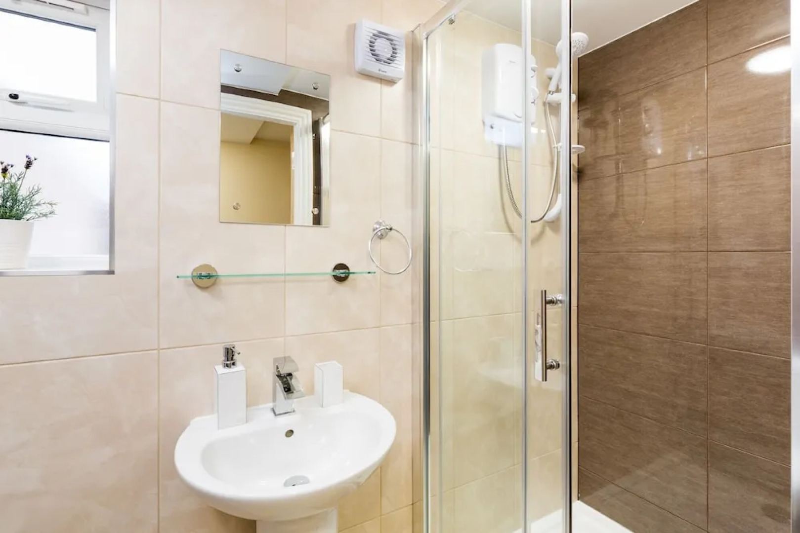 StayFord Apartments - Meriden - Near NEC