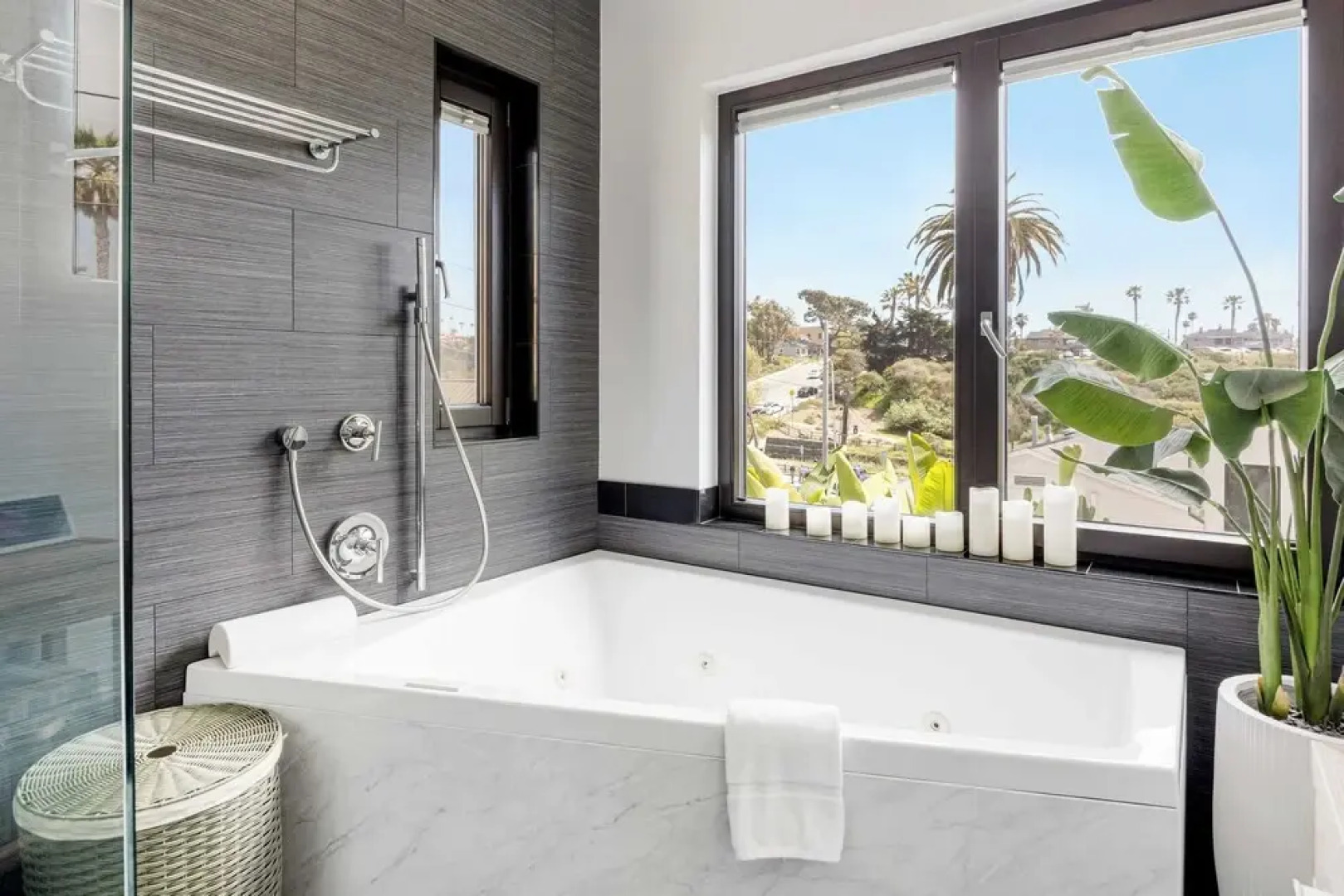 Steps to Beach+shops, Oceanview, Hot Tub+firepit Moonlight Modern by Avantstay