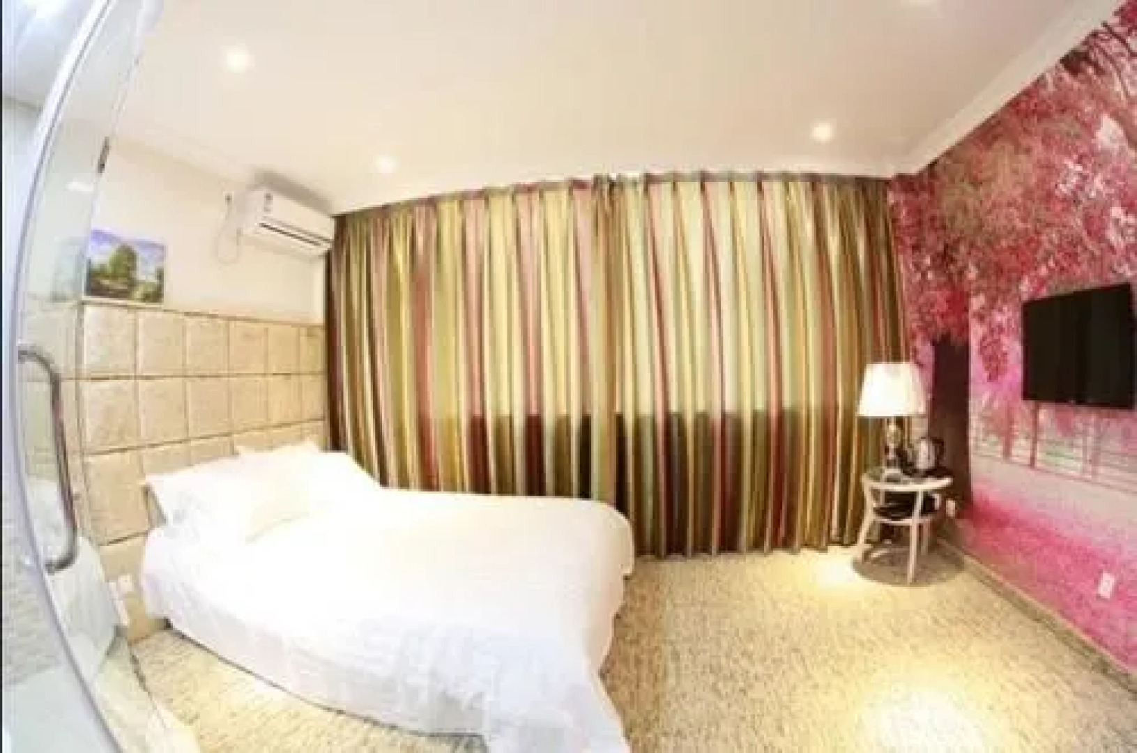 Yepu Night Theme Hotel