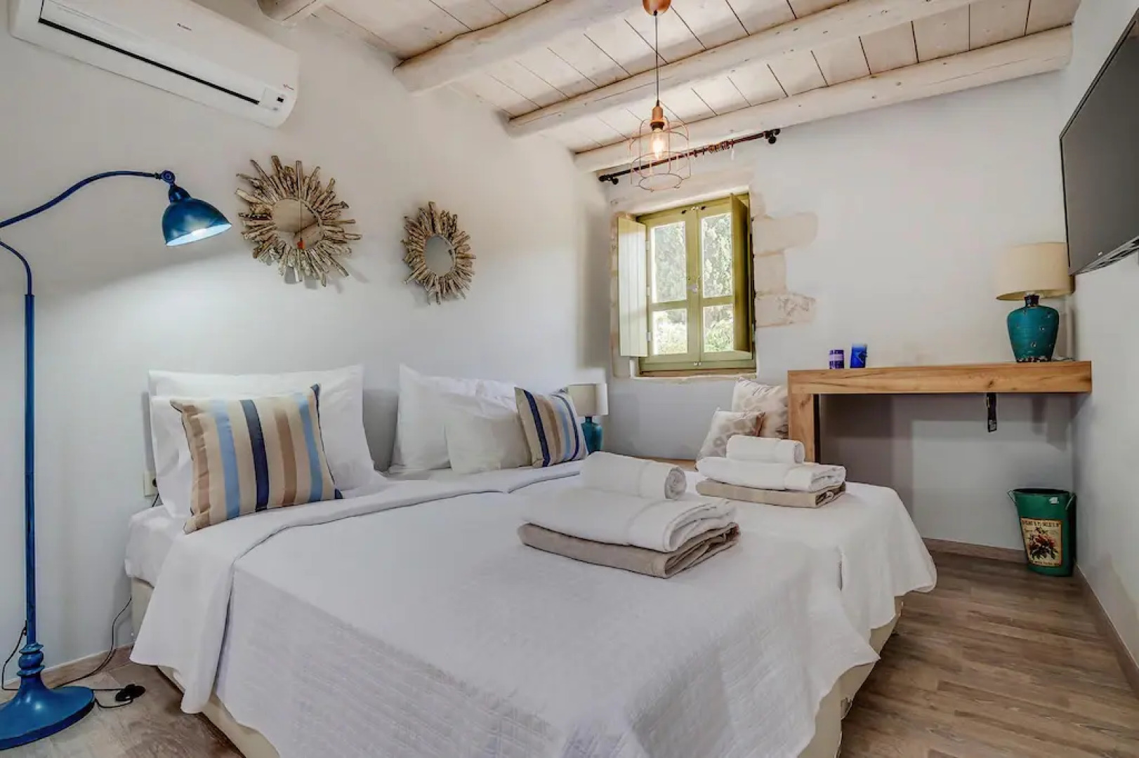 Holiday House, Castellos