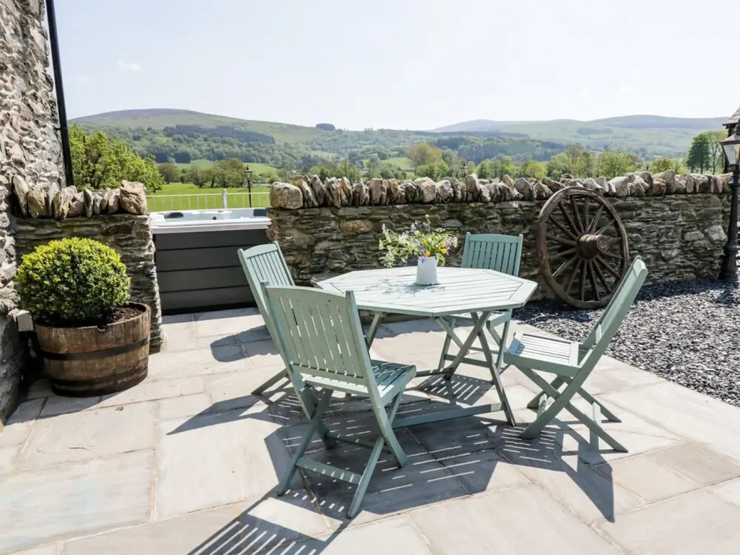 The Granary, Dee Valley Escape With hot tub