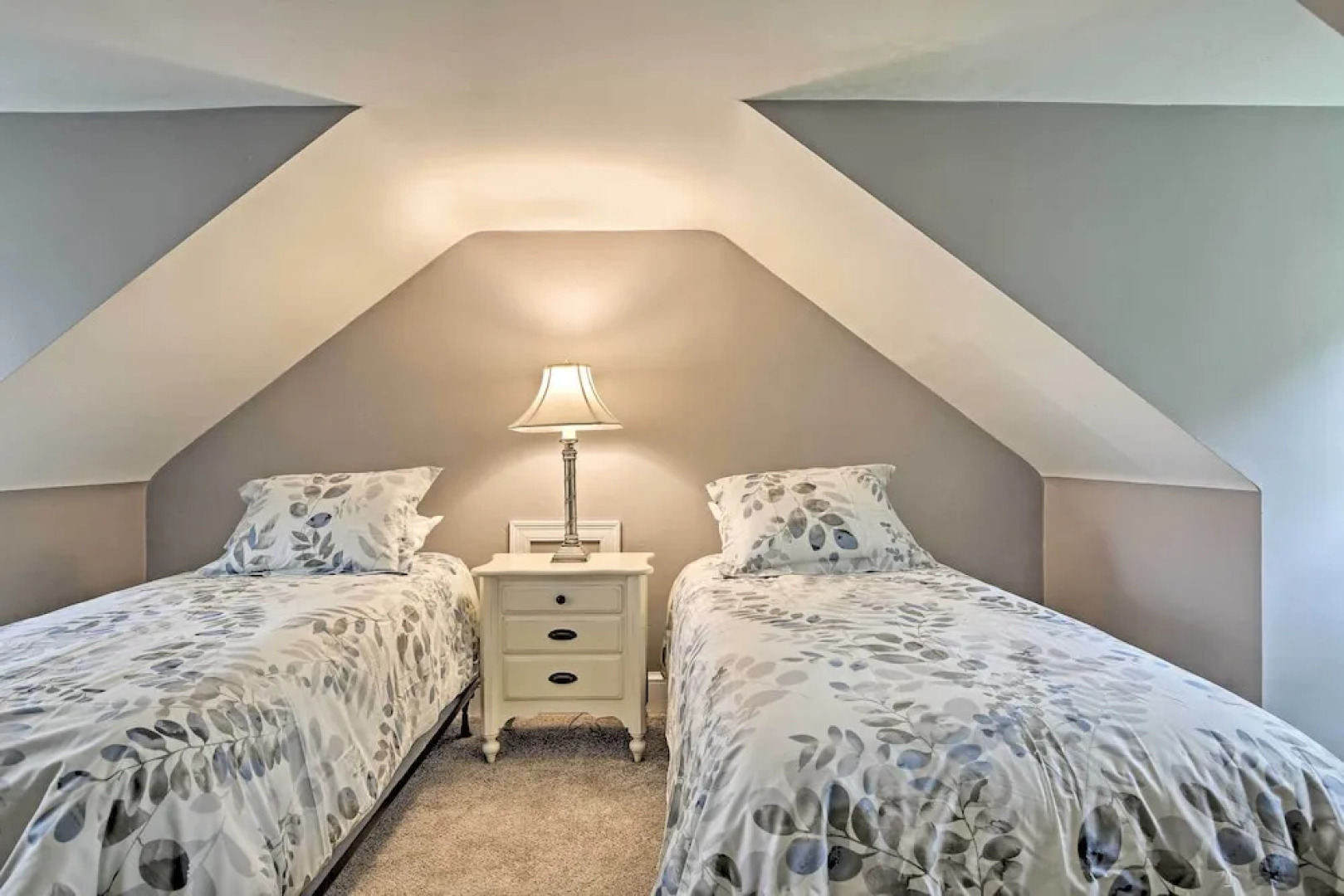 Beautiful Lenox Home, 3 Mi to Shakespeare & Co!