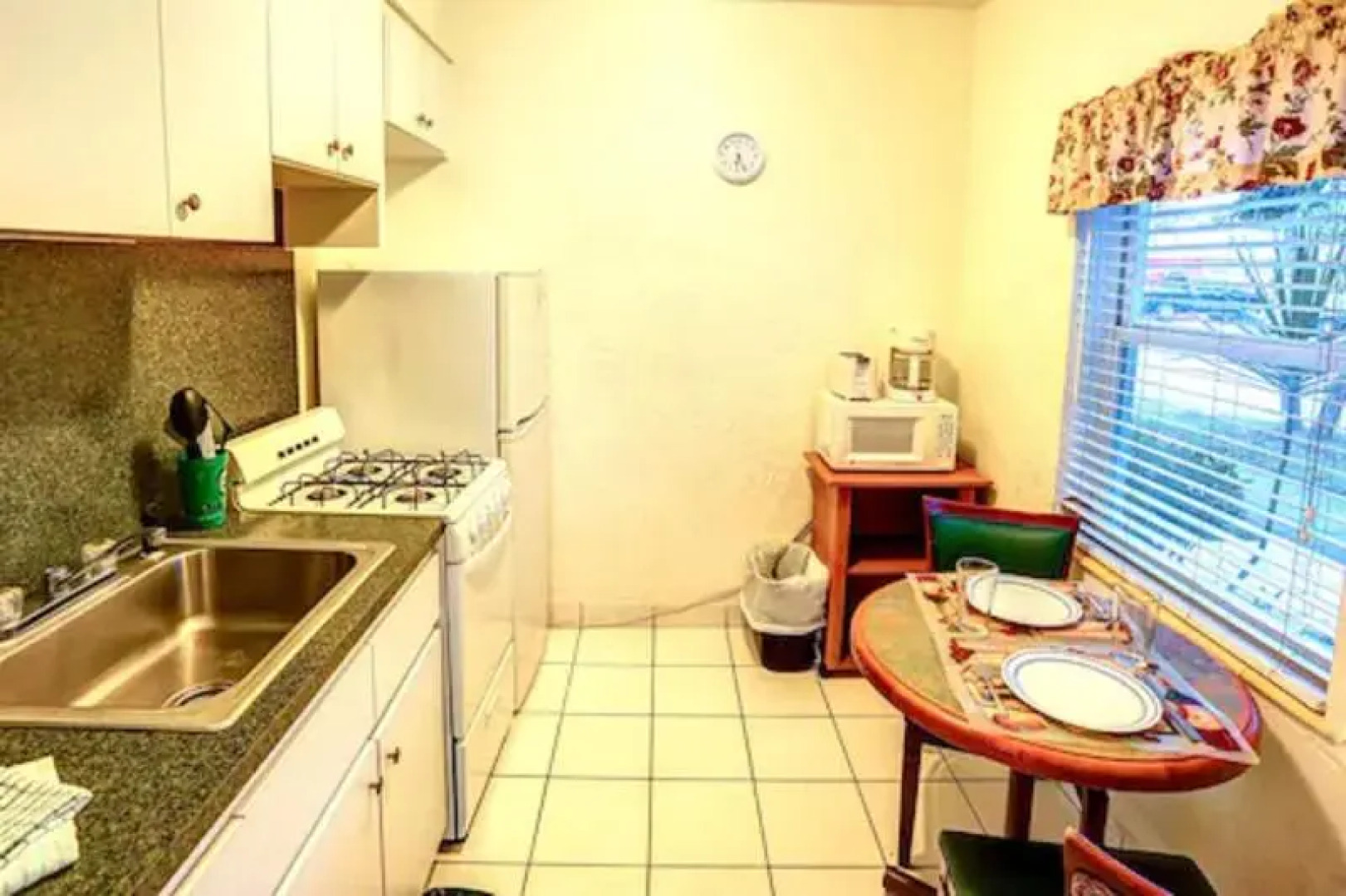 Richards Motel Courtyard