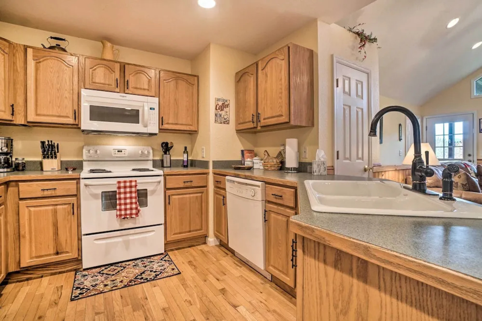 Hiawassee Cabin w/ Mtn Views < 1 Mi to Lake!