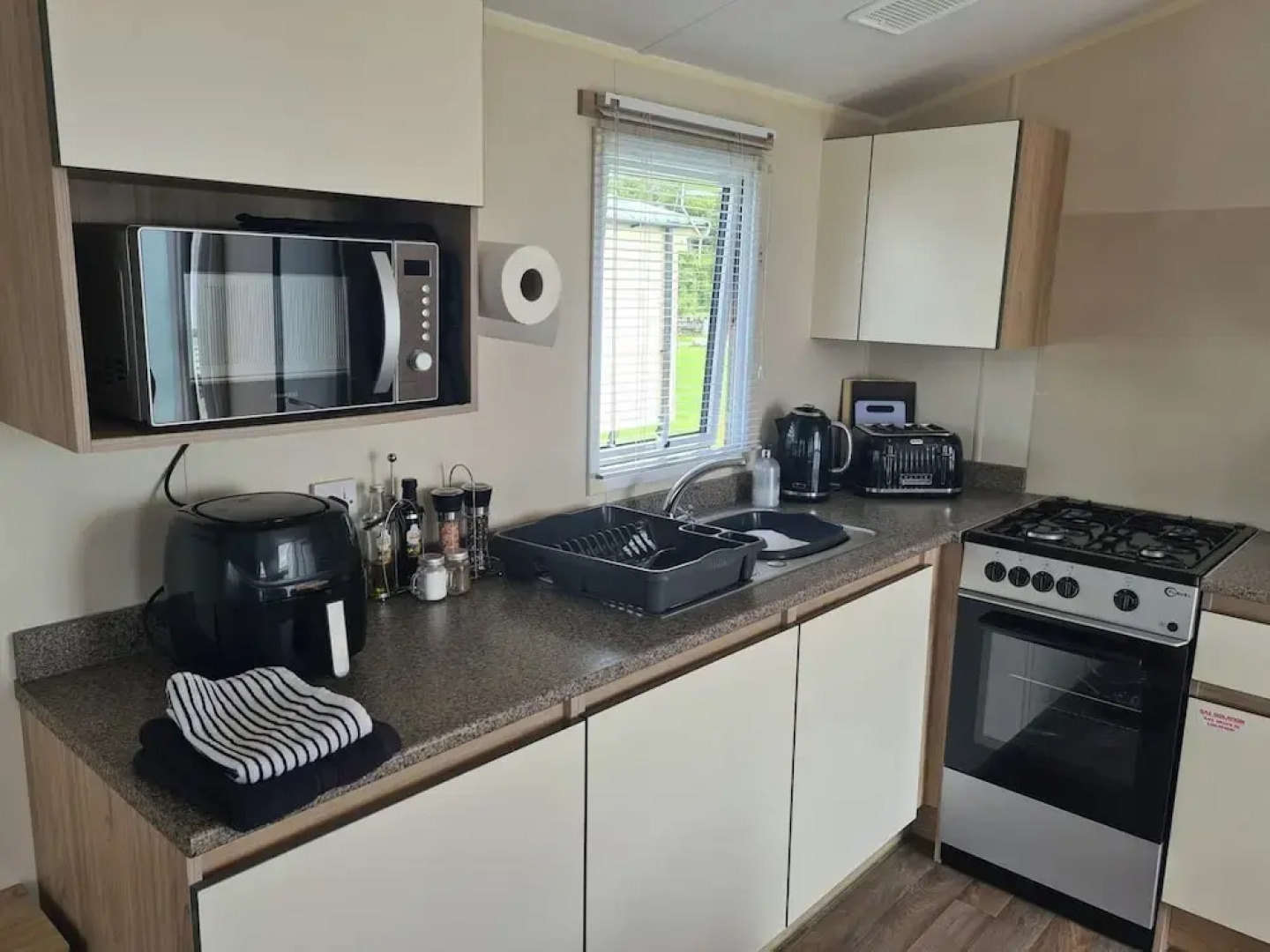 3 Bed Lodge - Sleeps 6 - Parking - Pets - Wifi