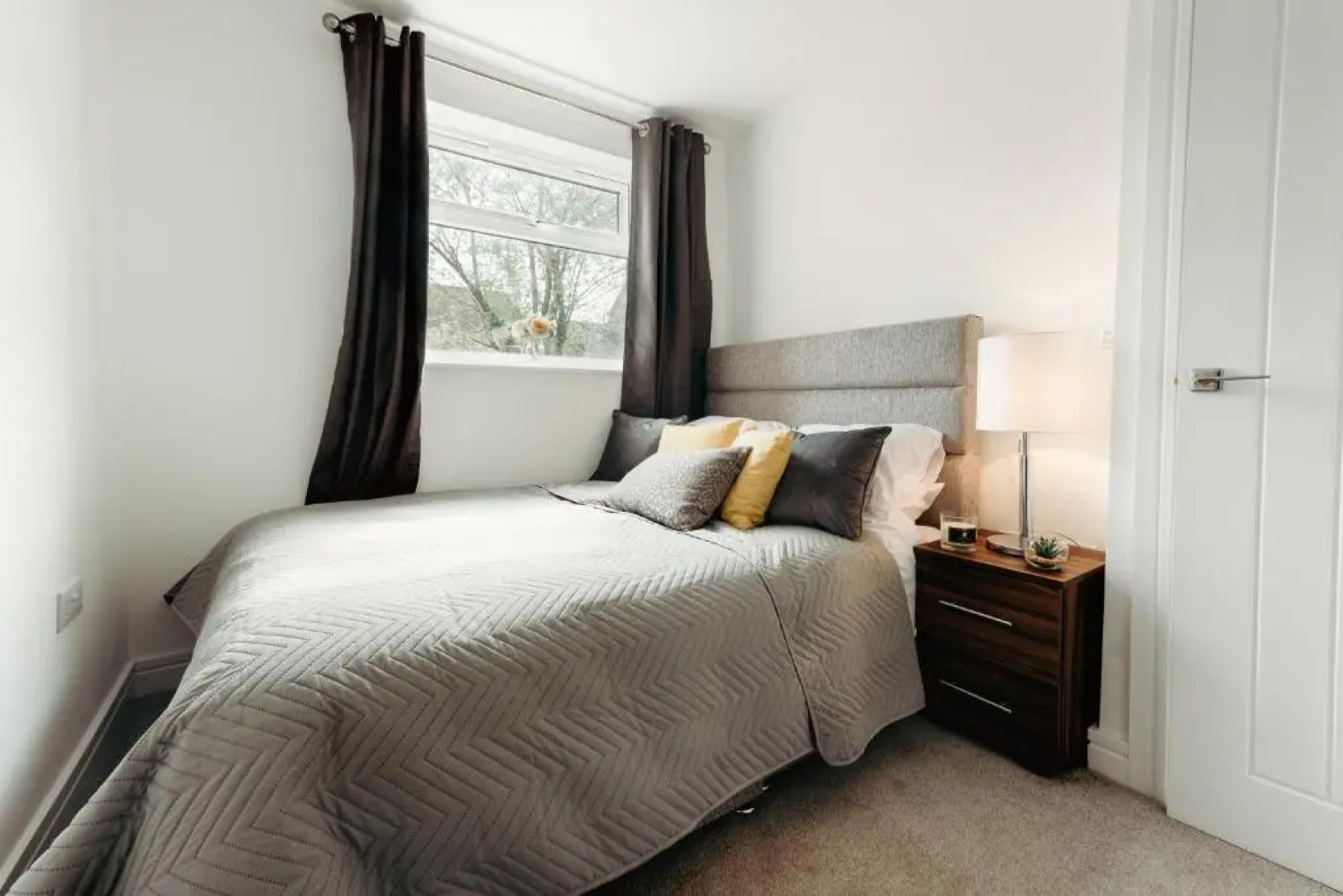 Near Hinckley Centre, sleeps up to 6, spacious ground floor apartments with secure parking