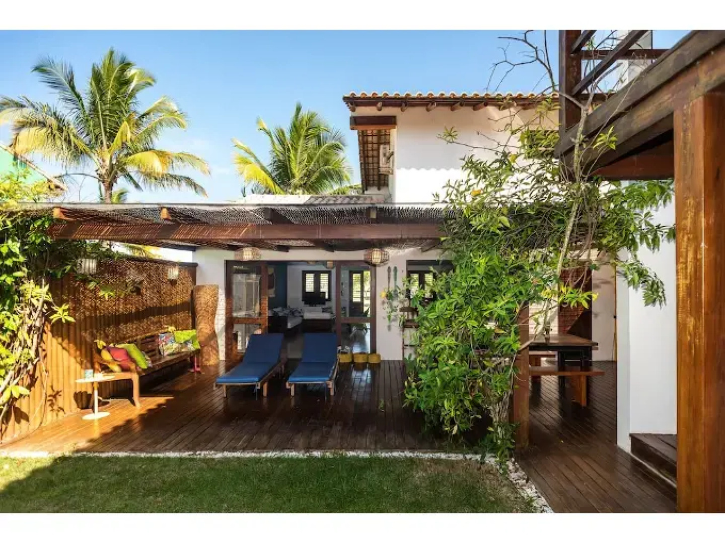 Vila do Outeiro em frente a praça da igreja