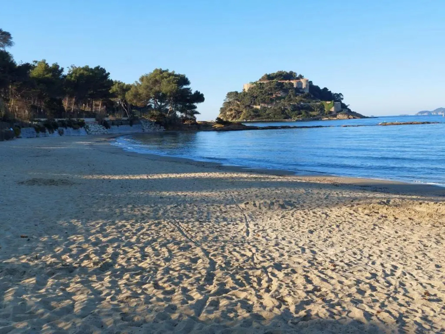 Bormes les Mimosas, Hameau de Cabasson, à 400m de la mer et du fort de Bregançon, Villa classée 3 étoiles, de 2 à 8 personnes