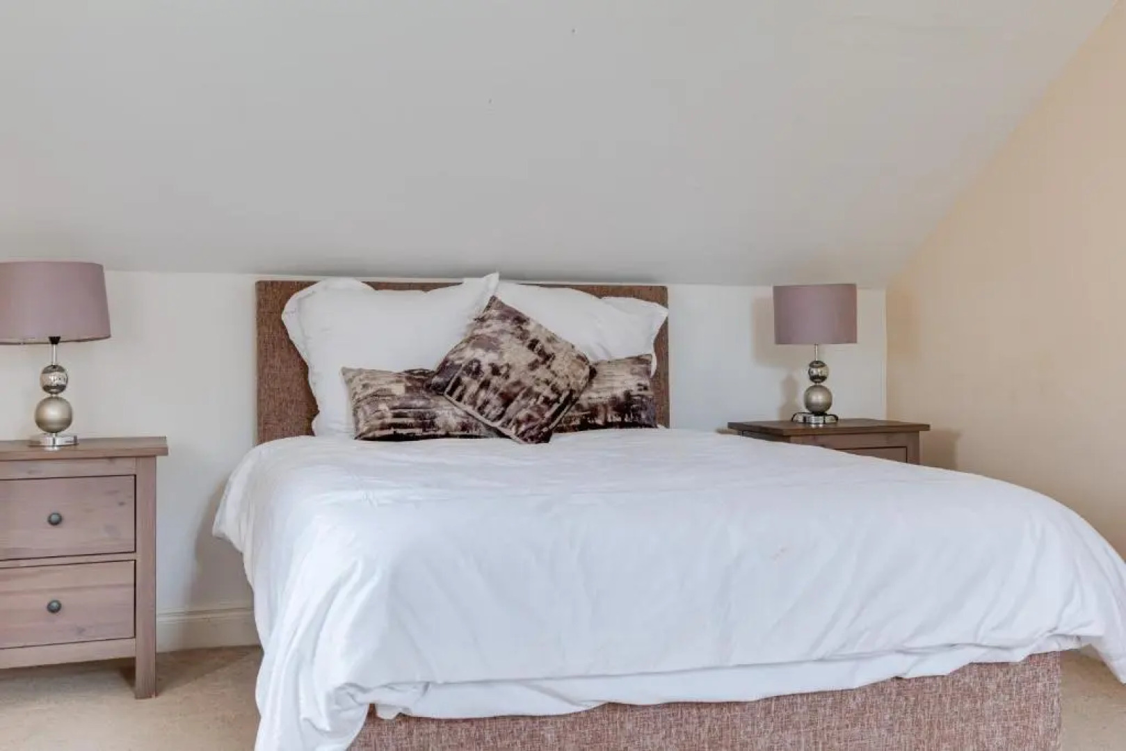 Modern, luxury suites with private bathrooms close to city centre