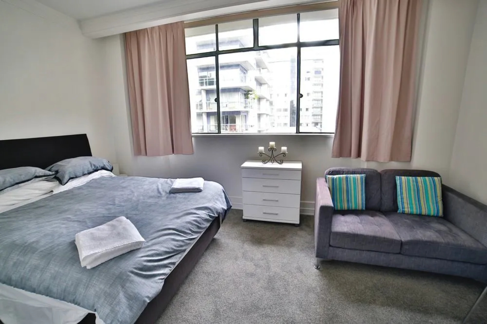 Cosy City Apartment with Pool