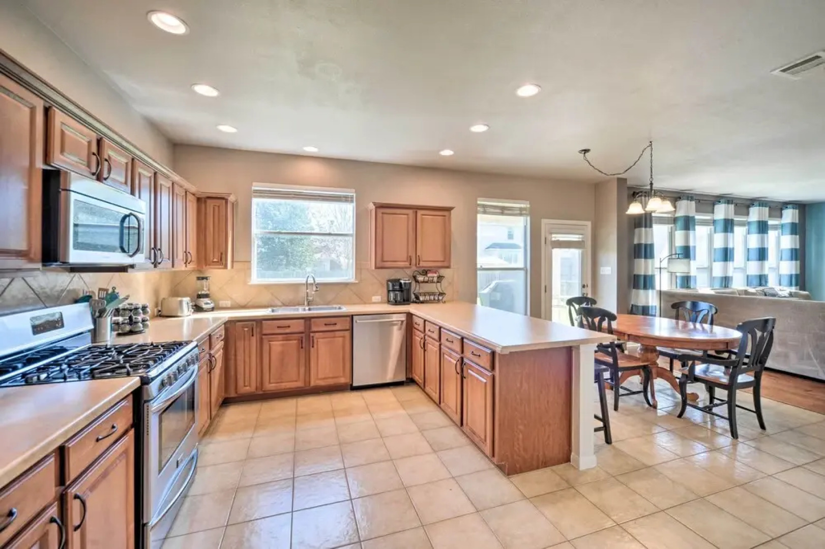 Centrally Located Kyle Home: Walk to Pool & Park!