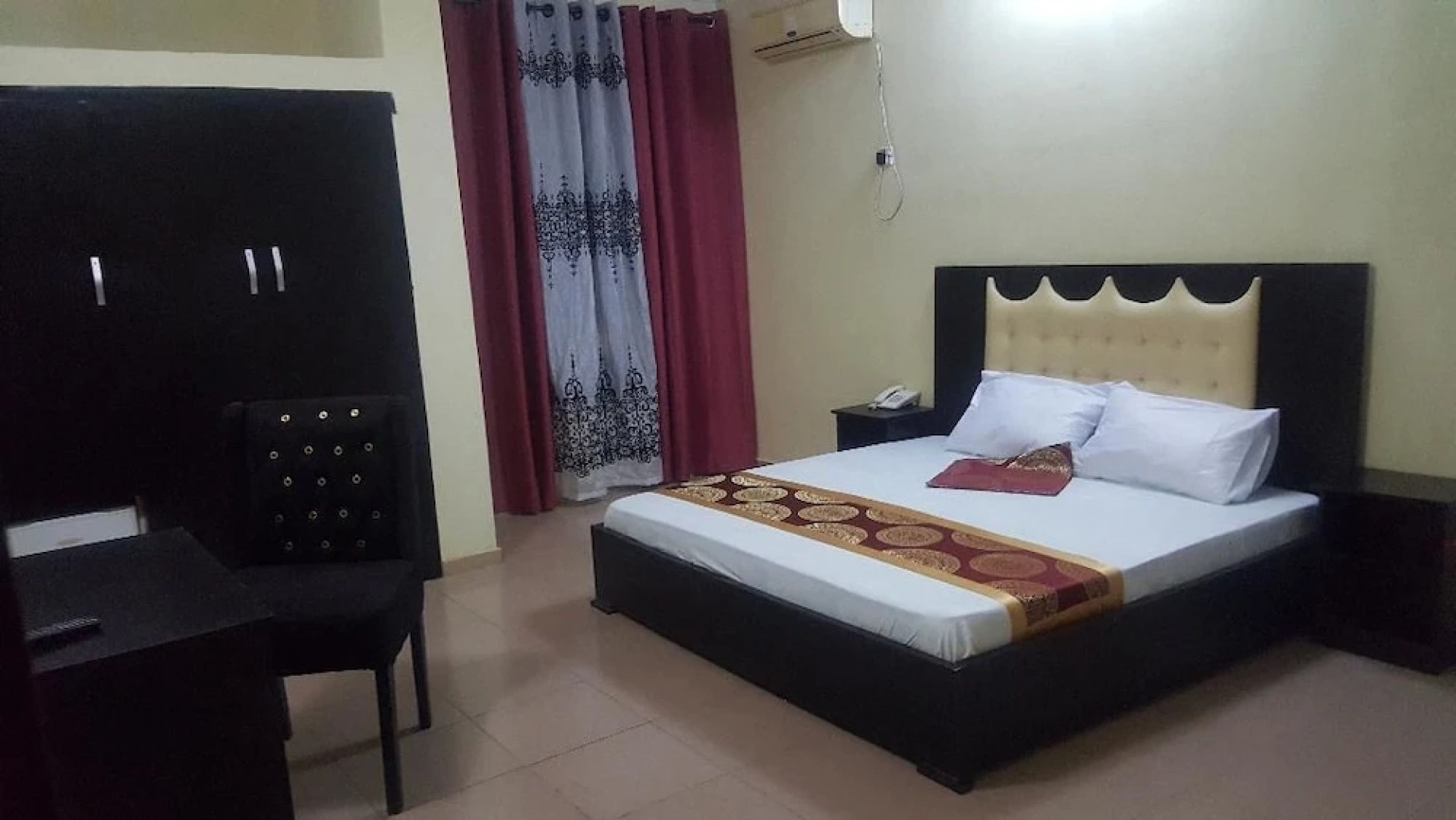 Palais Royale Hotel & Suites