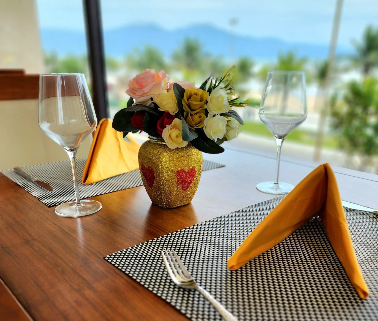 Yarra Ocean Suites Danang