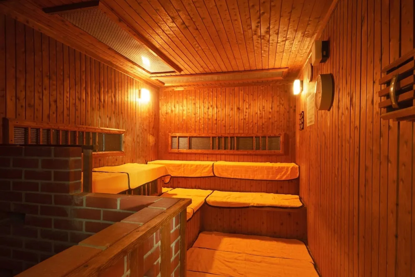 Hotel Hoho "A hotel overlooking the Echigo Plain and the Yahiko mountain range"