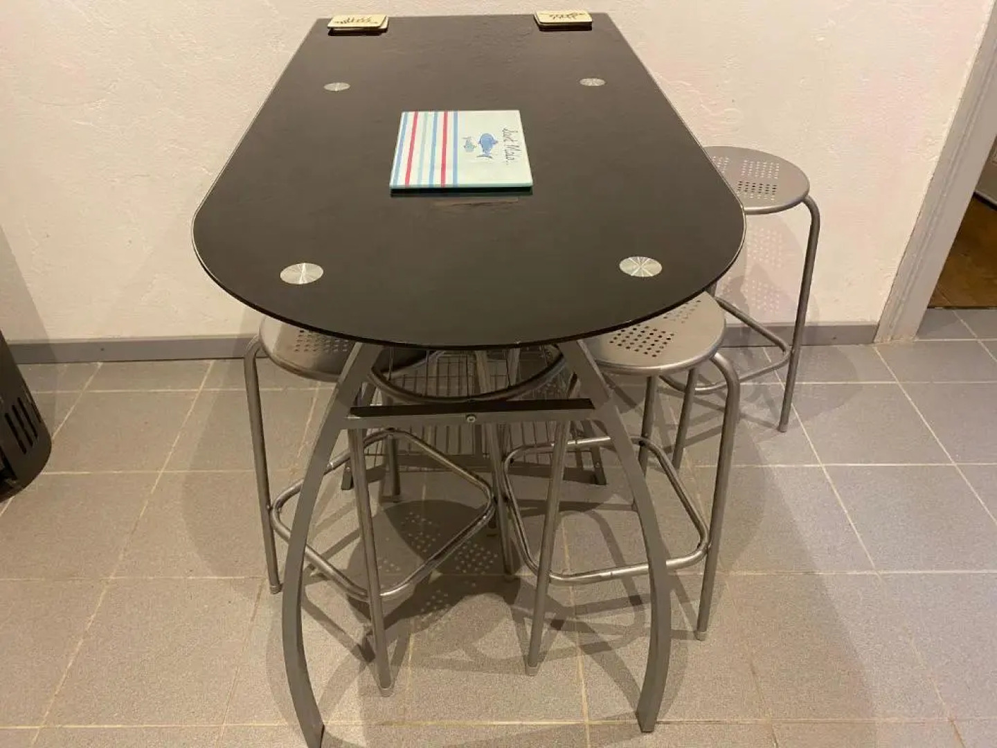 Les Volets Bleus (Adults Only)