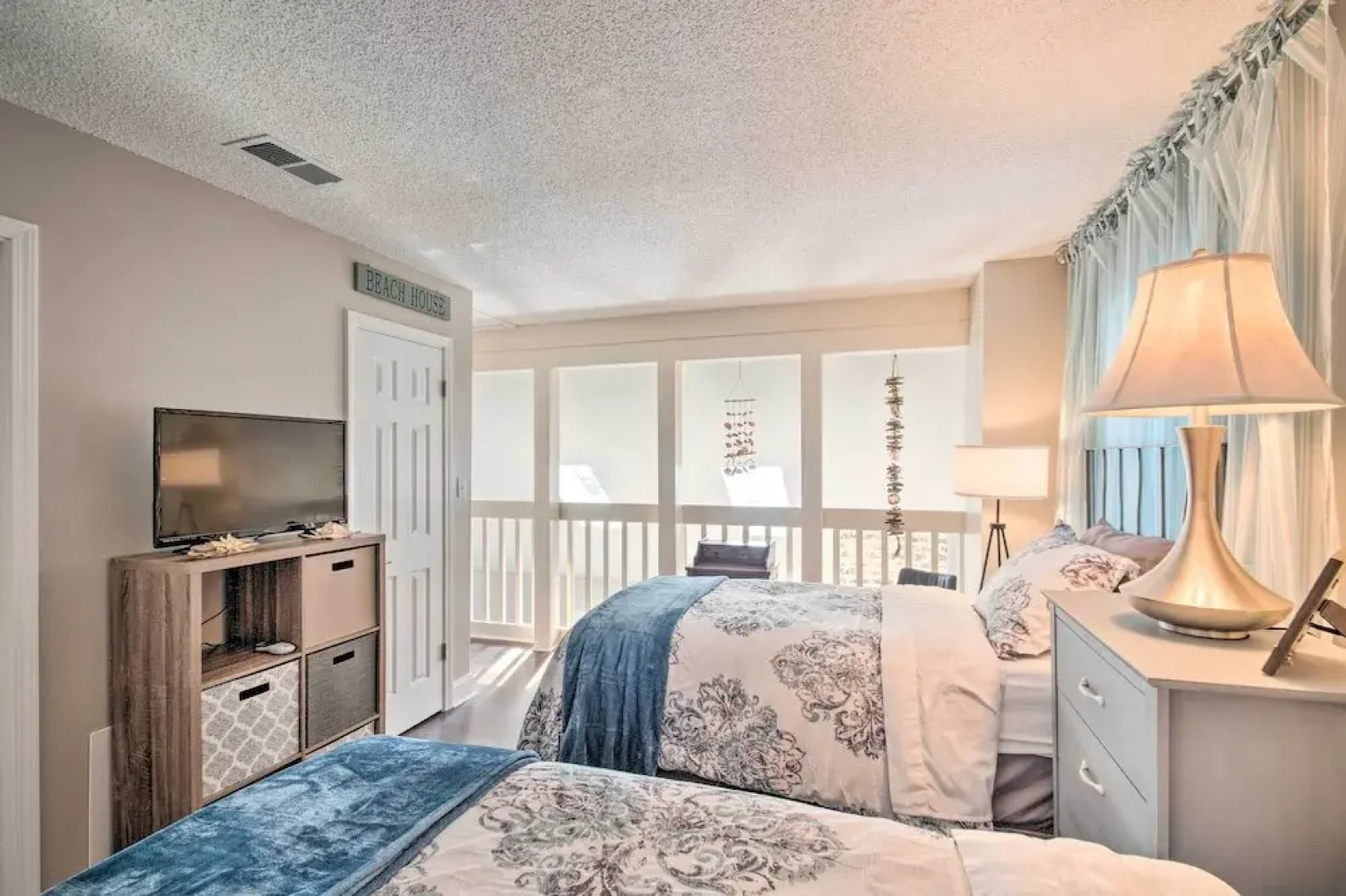 Pet-friendly A-frame Retreat Near Dtwn + Beaches!