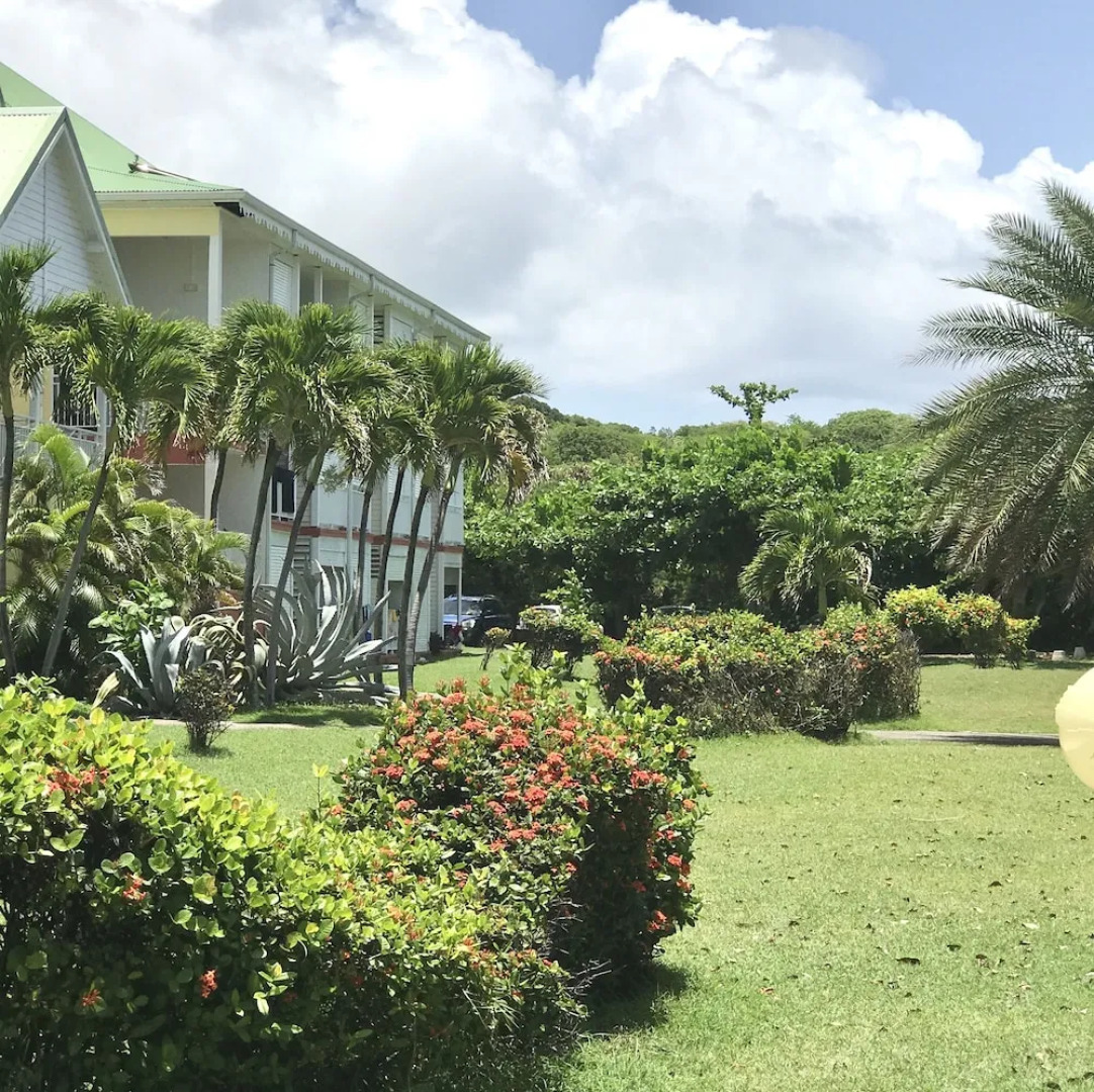 Ti. Maanga vue mer et pieds dans l'eau