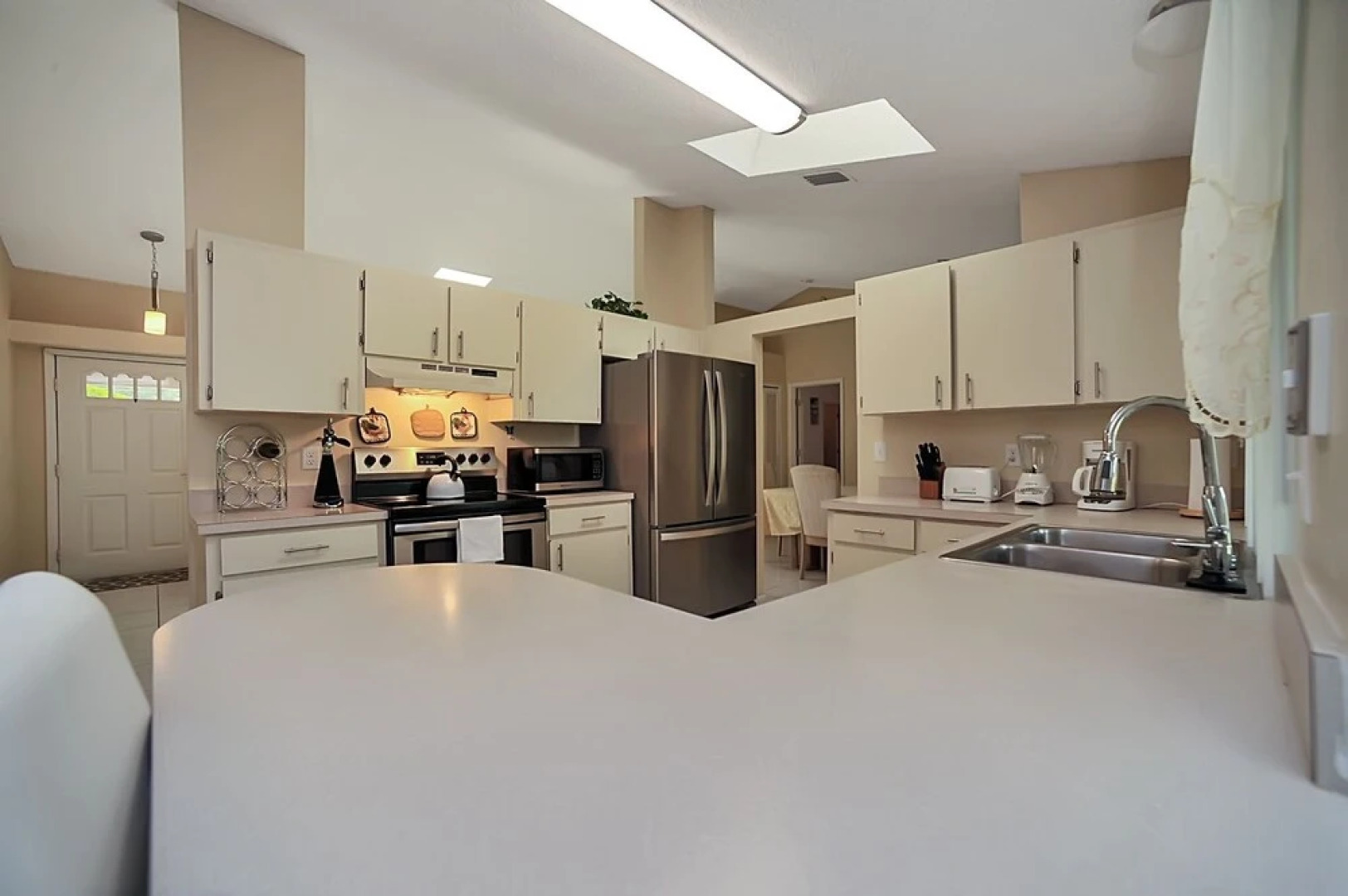 Palm Bay Delight, Large Grass Yard, 20 Minutes To The Beach 3 Bedroom Home