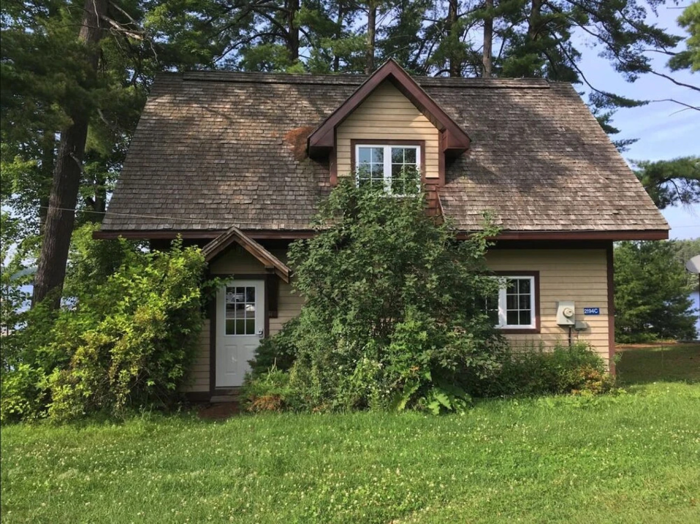Lakefront Cottage Marina View