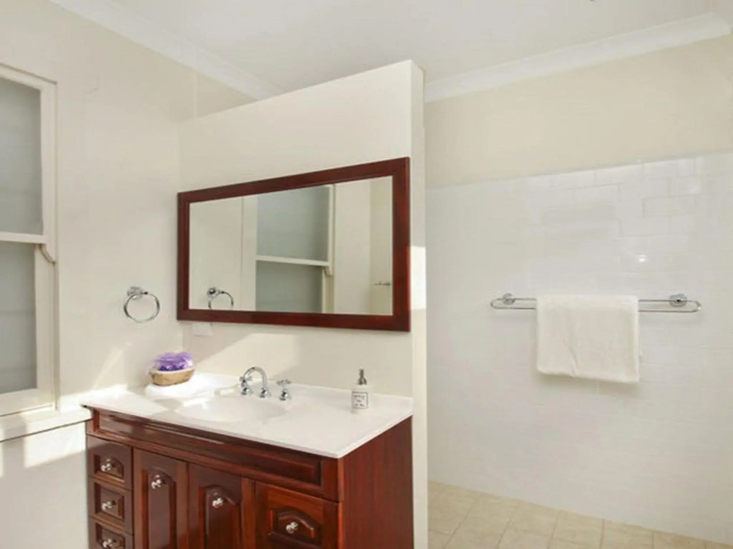 Robin Hill Manor - rambling retreat & tennis court