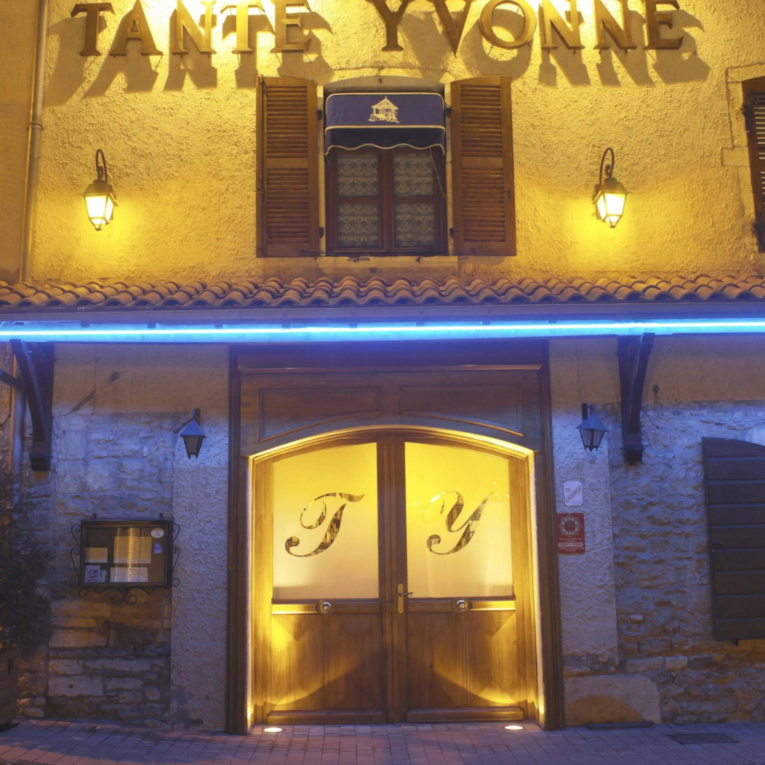 Logis Hôtel Tante Yvonne & son Restaurant semi-gastronomique Lyon Nord