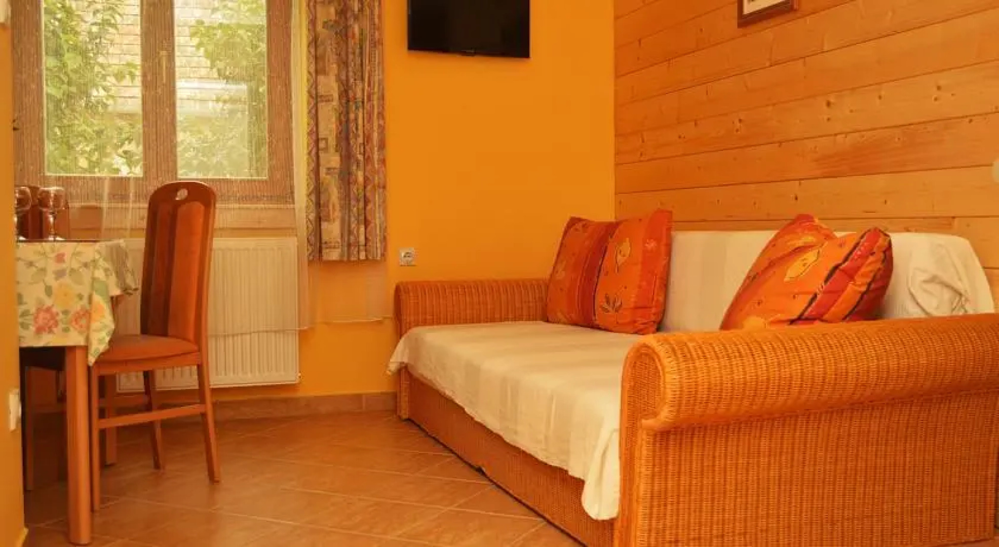 Almaliget Apartmanház