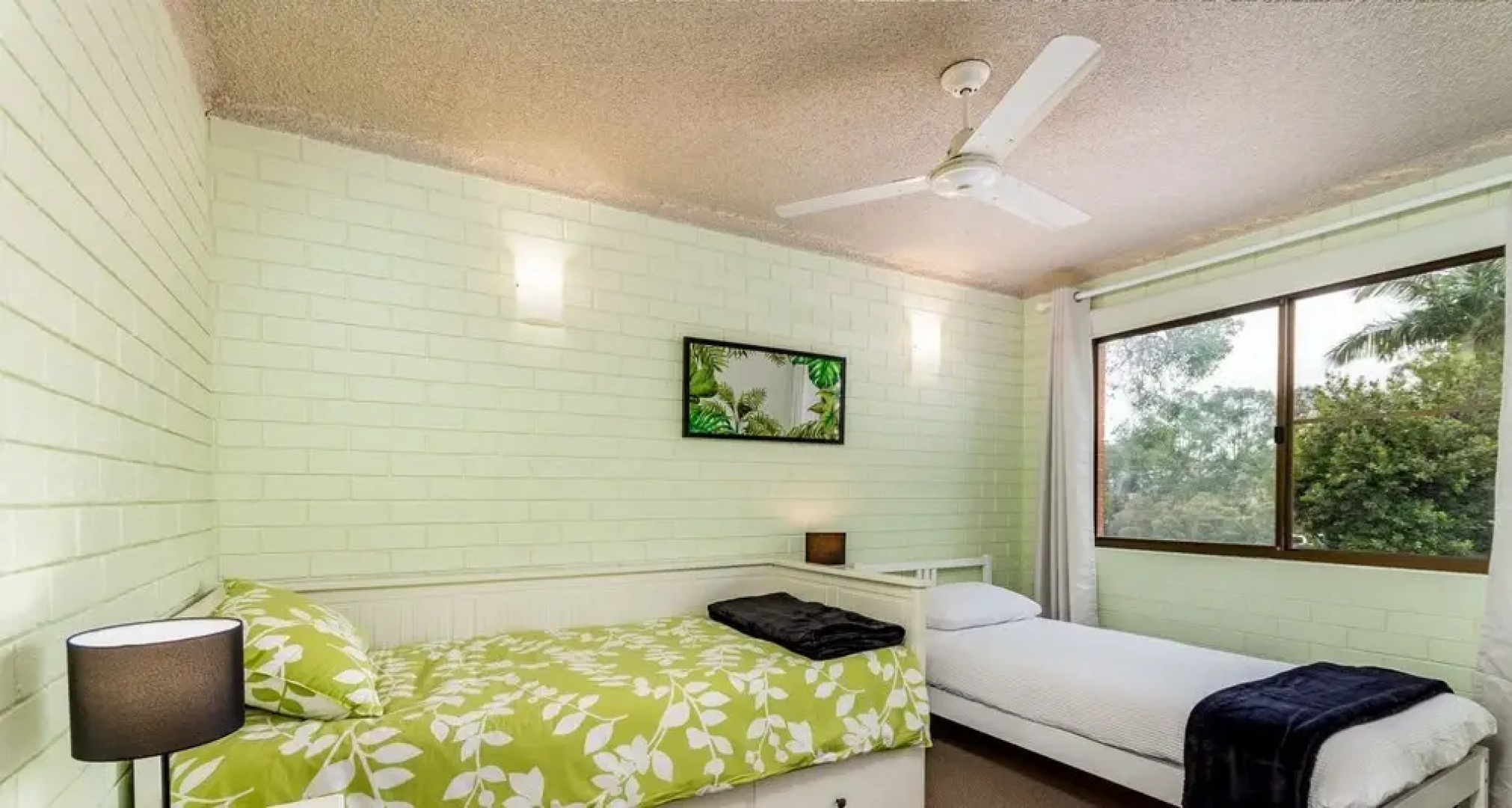 Air Conditioned Unit Stones throw to the Waterfront.