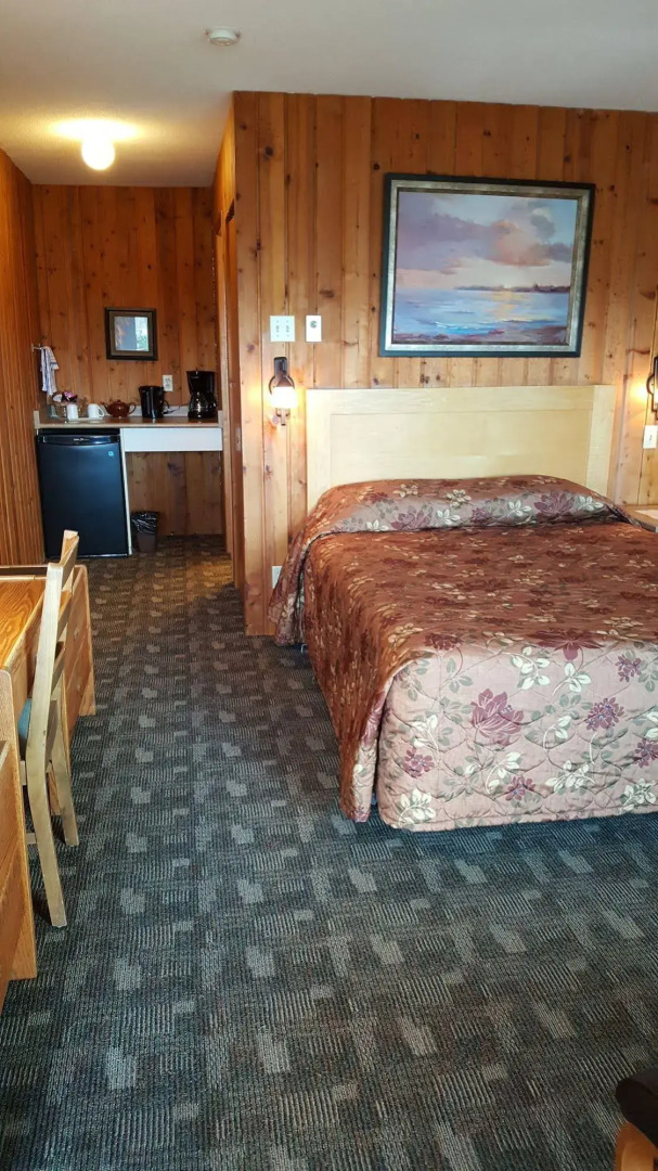 The Cedarwood Inn & Suites