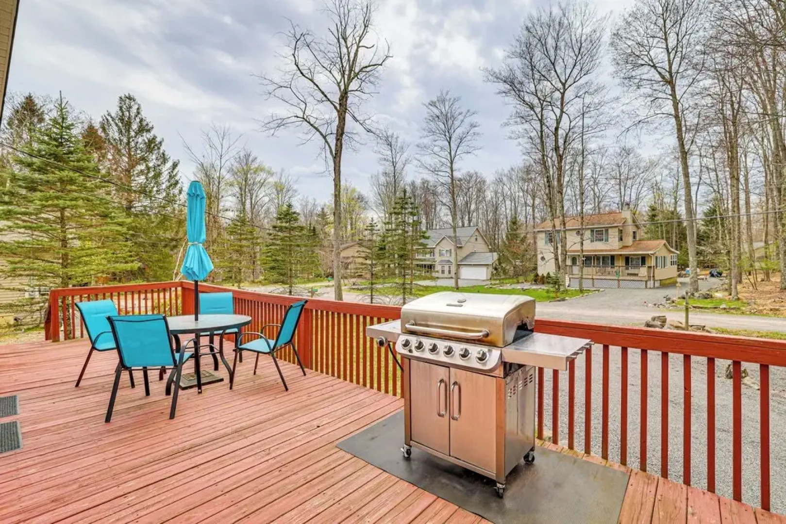 Hot Tub + Decks: Tree-lined Retreat in Pocono Lake